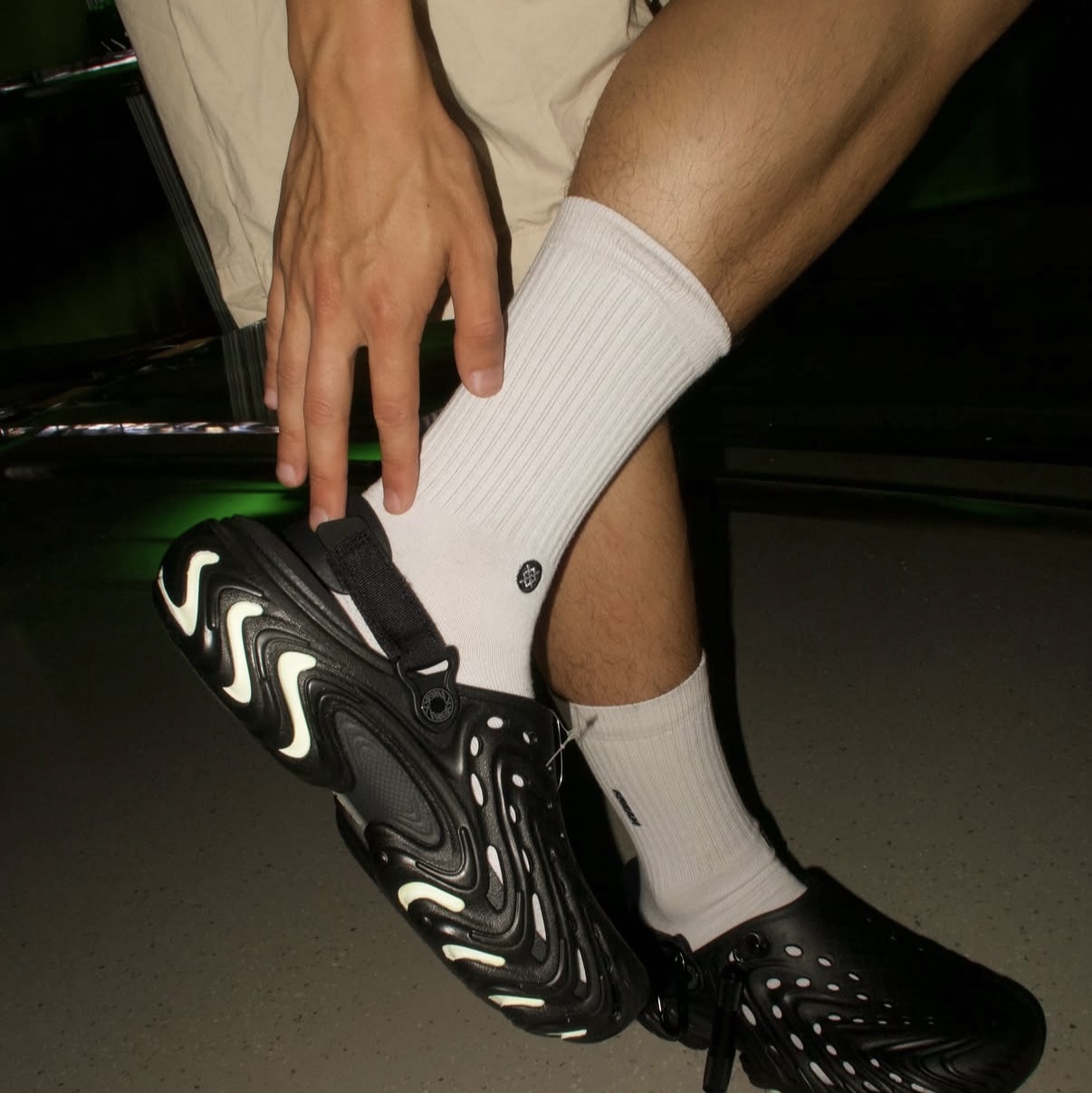 Crocs x Kasina Echo II Black Glow 착용 스타일 - 2