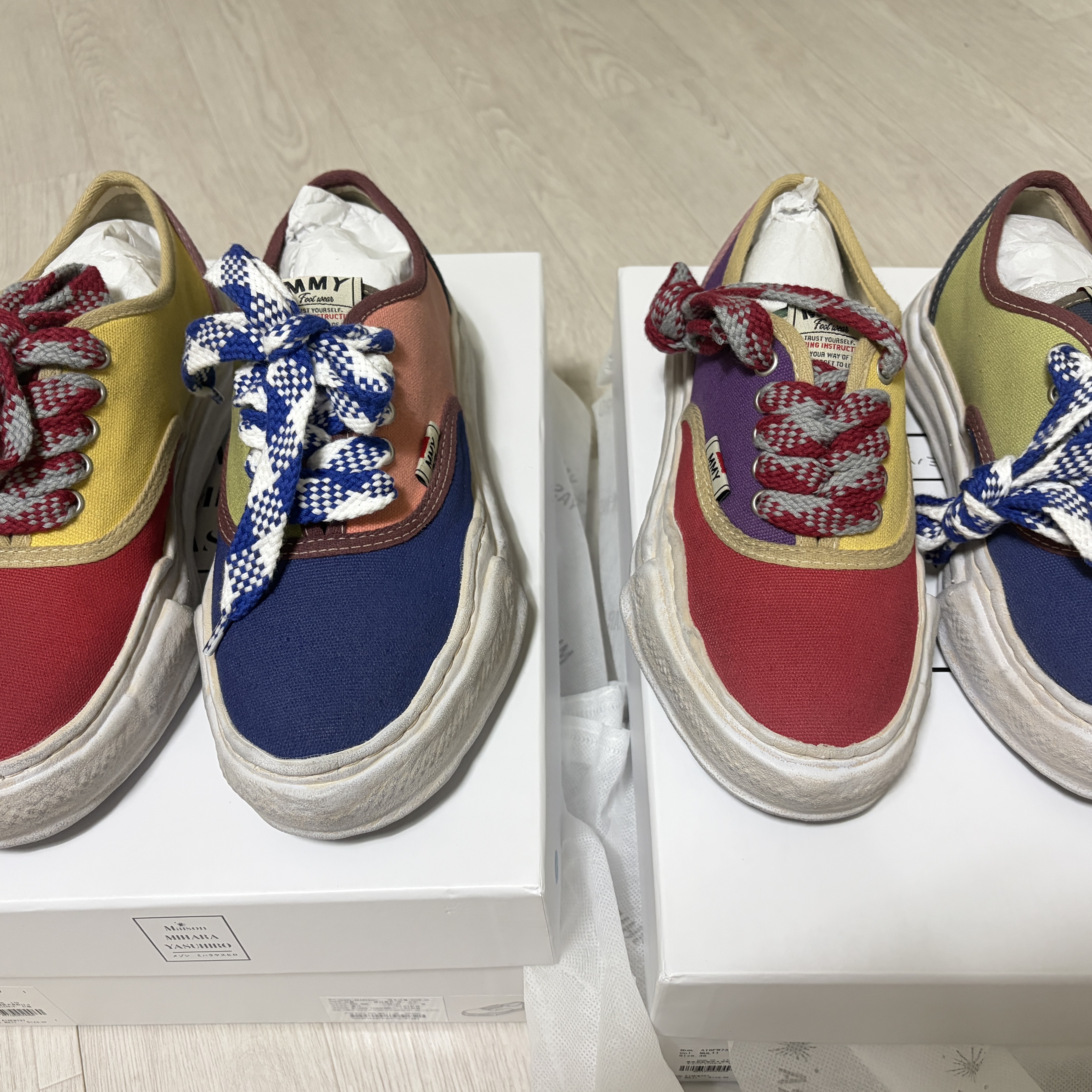 Mihara Yasuhiro Baker OG Sole Multi Color Canvas Low-Top Sneaker Multi 착용 스타일