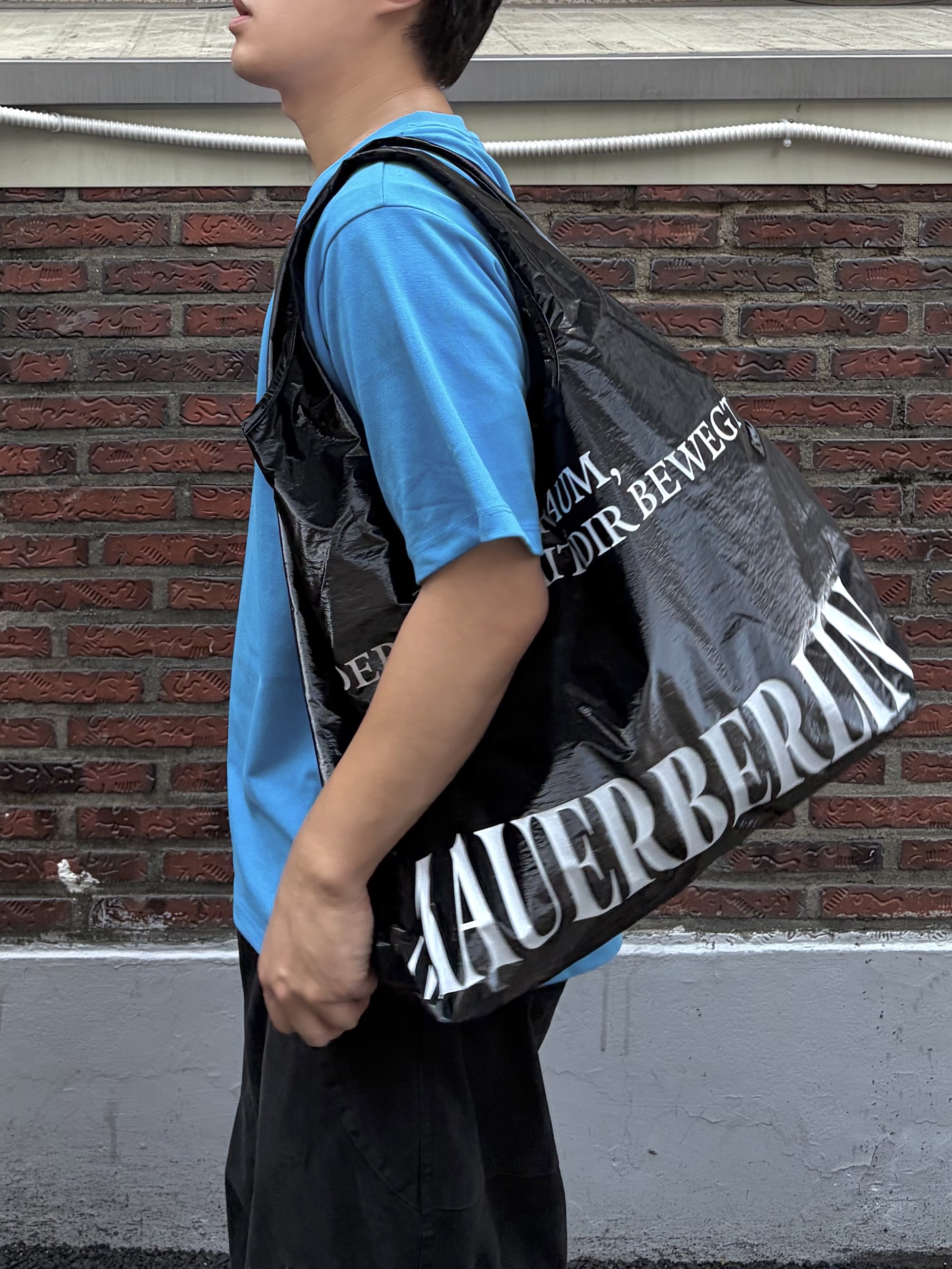 noun Soft Round T-Shirts Blue, noun Washed Cargo Pants Black 착용 스타일 - 4