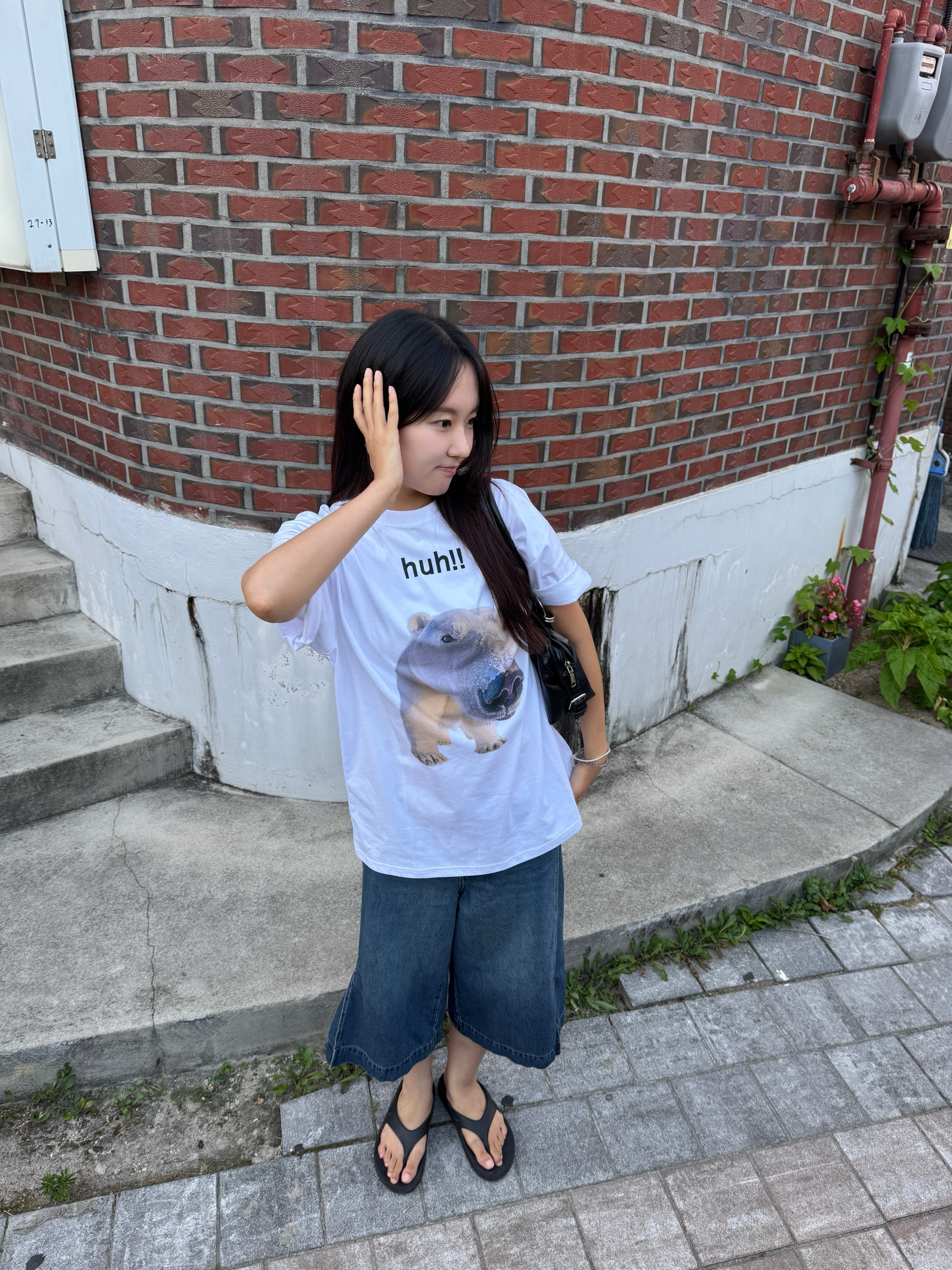 Suade Huh Tee White, Oofos OOriginal Black 착용 스타일 - 3