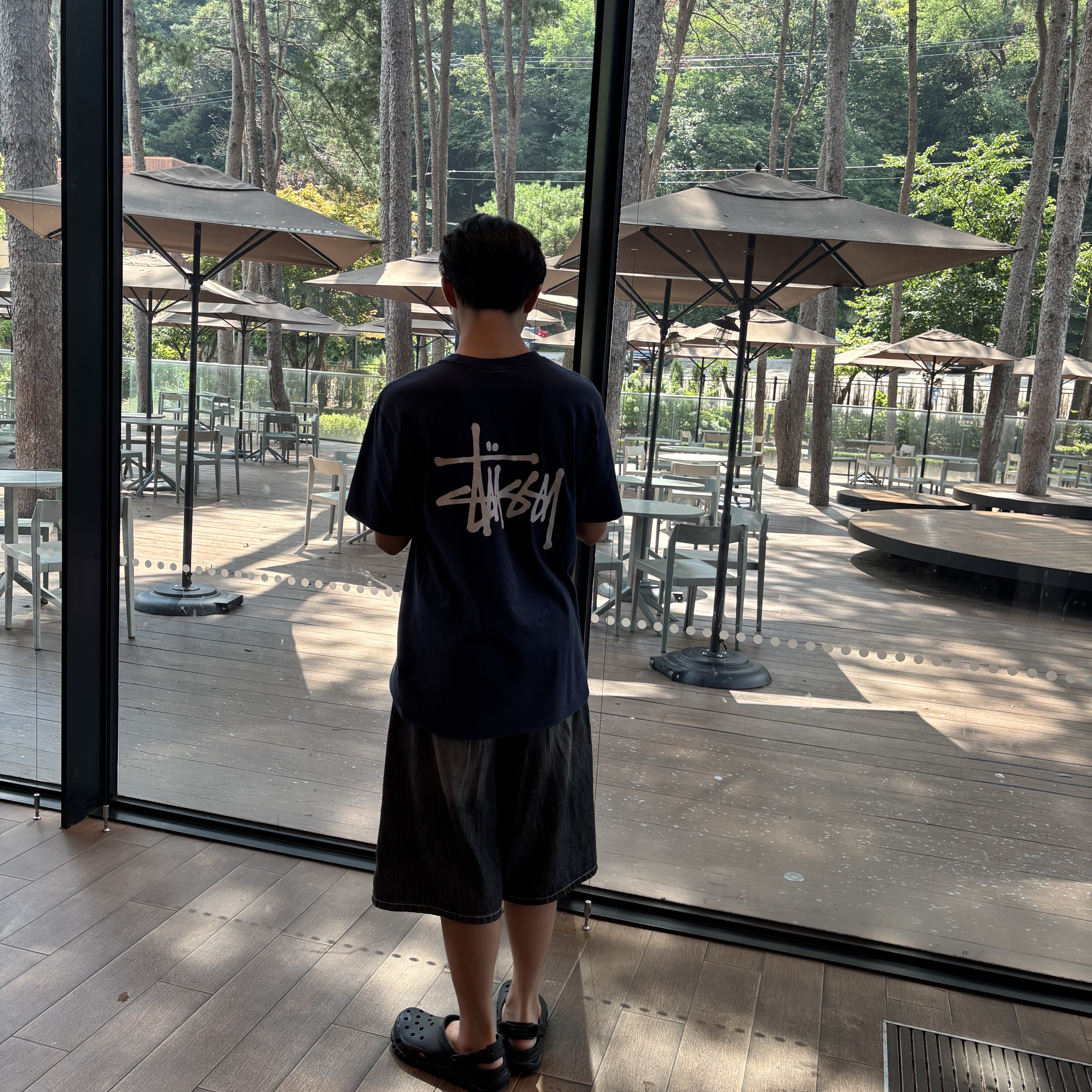 Stussy Basic Stussy T-Shirt Navy, Crocs Duet Max II Clog Black 착용 스타일 - 4