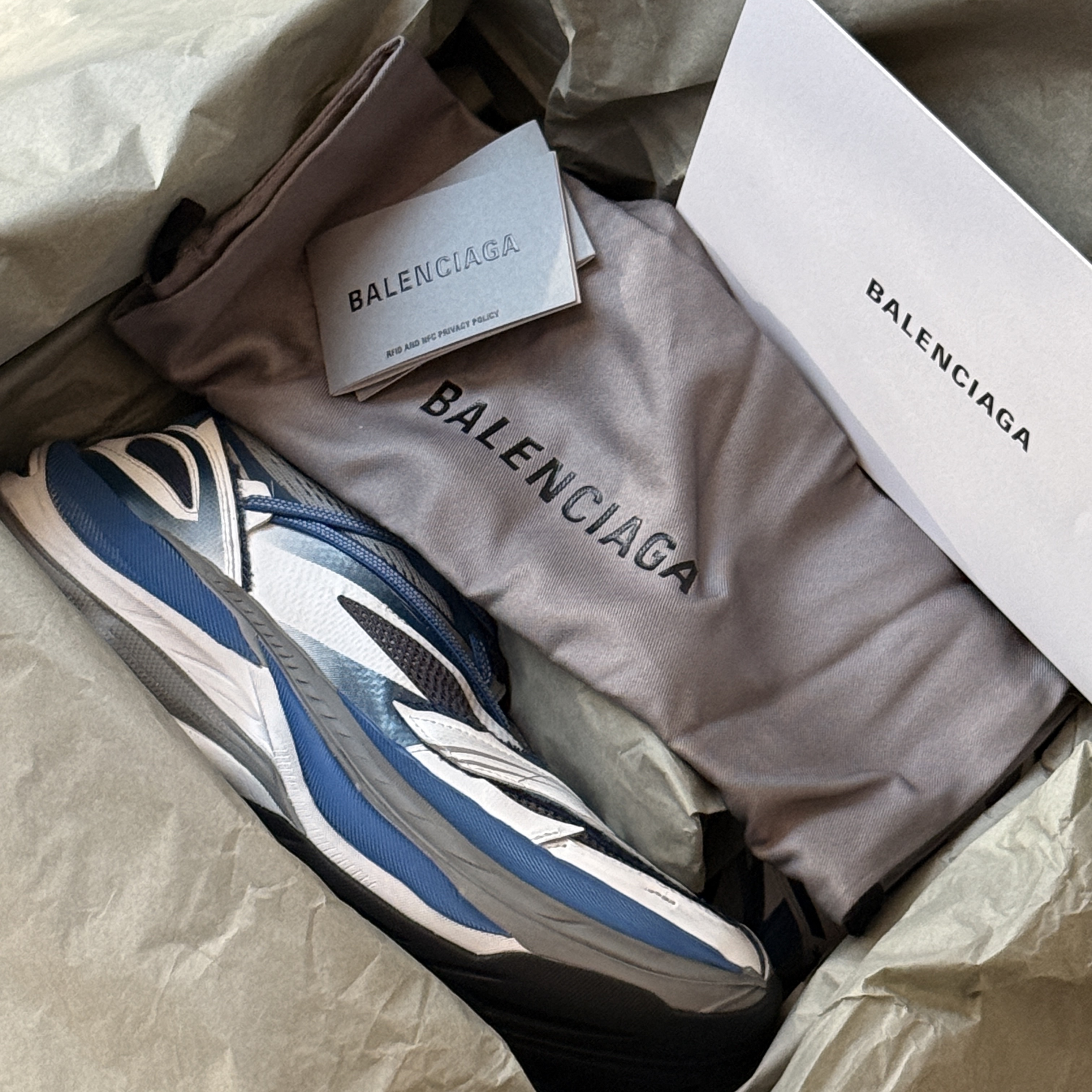 Balenciaga Jet Sneakers White Blue 착용 스타일
