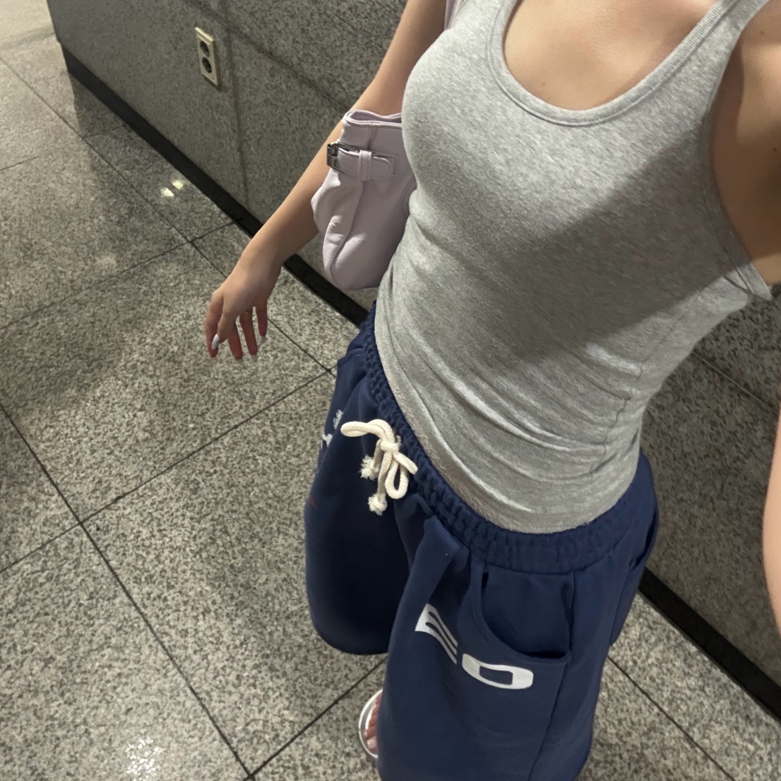 AMOU Horse One Tuck Bermuda Pants Blue 착용 스타일