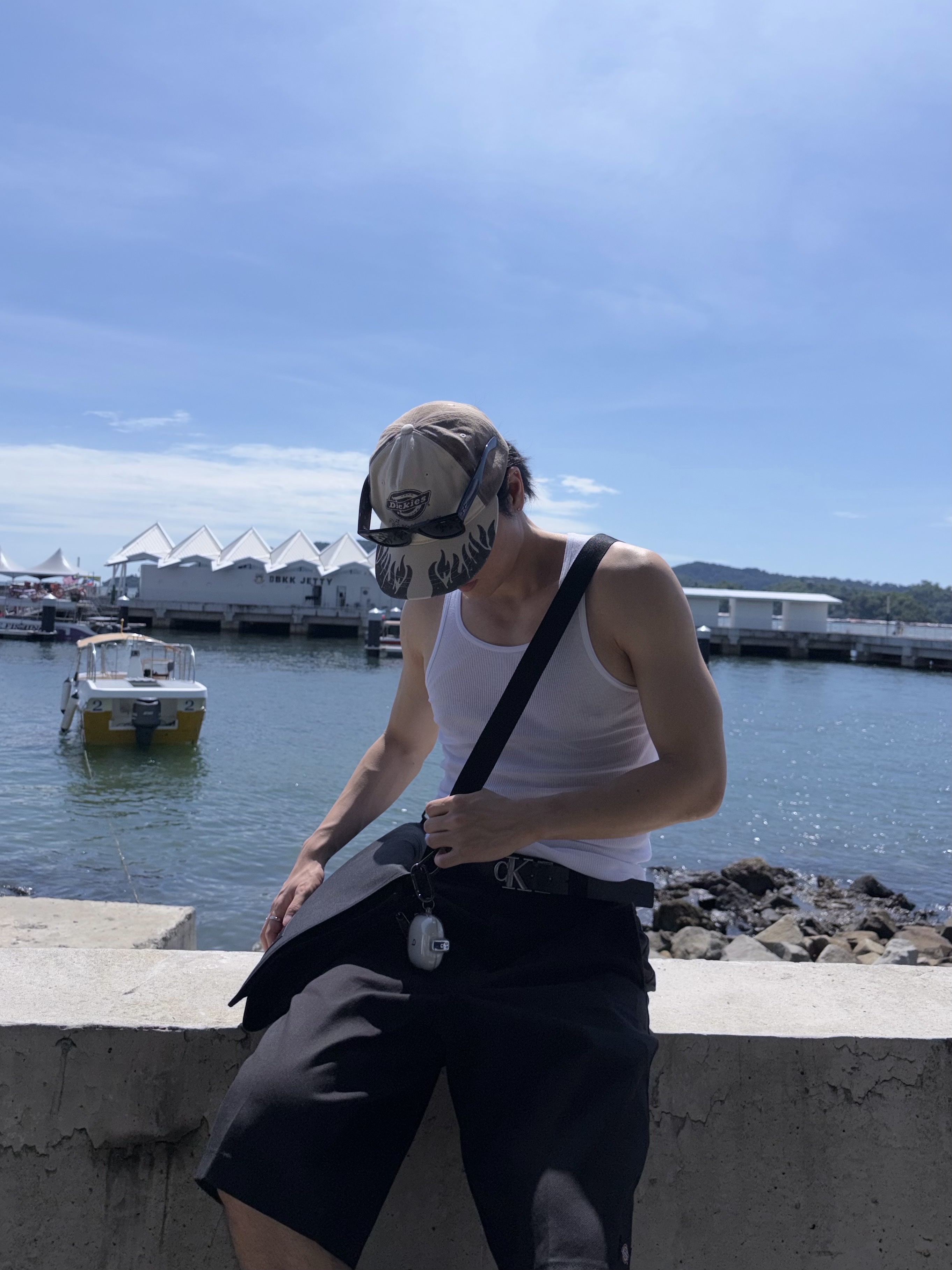MM6 Maison Margiela x Eastpak Crew XL Shoulder Bag Black, Beats Fit Pro True Wireless Earbuds White (Korean Ver.) 착용 스타일 - 1