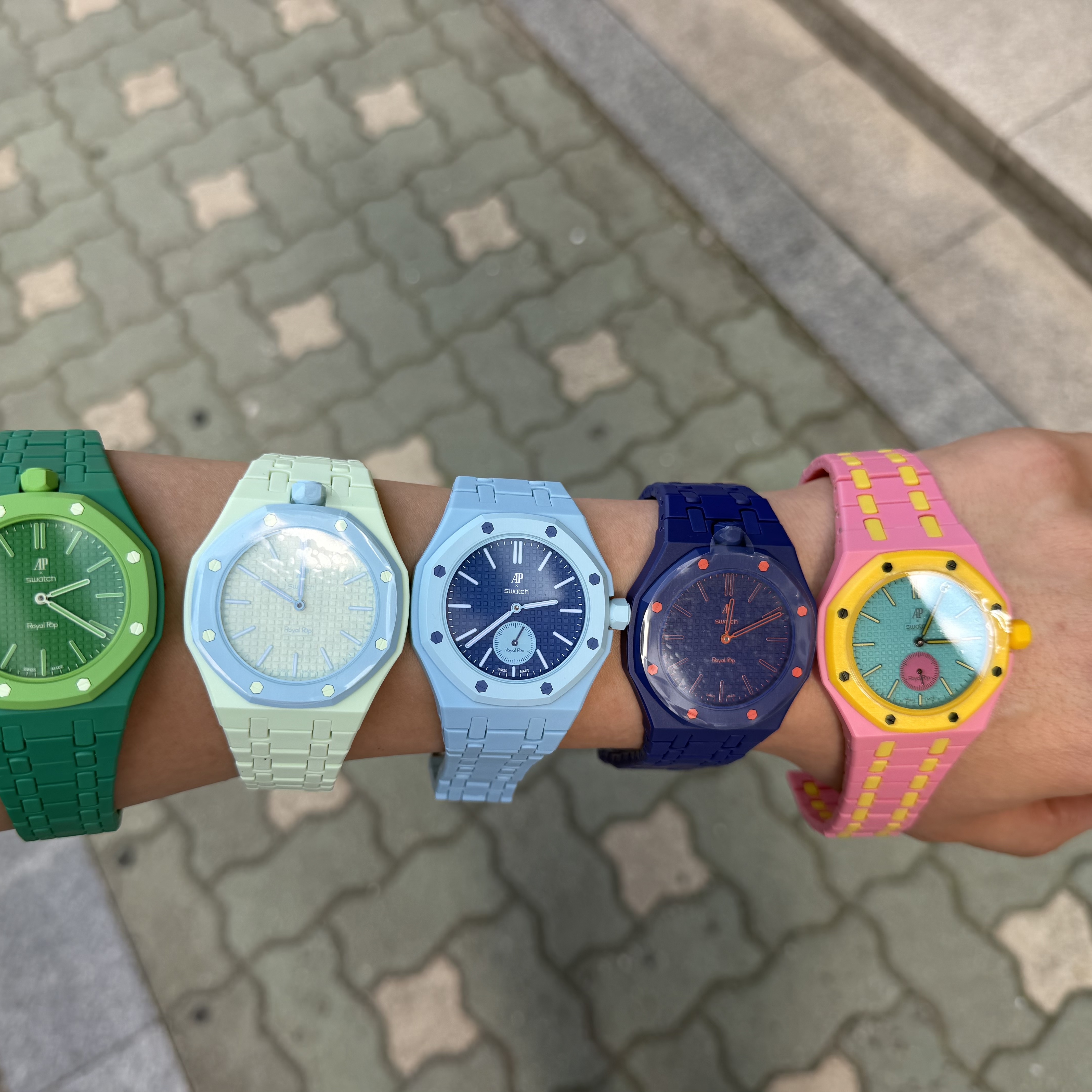 Swatch x Audemars Piguet Bioceramic Royal Pop Ocho Negro, Swatch x Audemars Piguet Bioceramic Royal Pop Green Eight 착용 스타일 - 3
