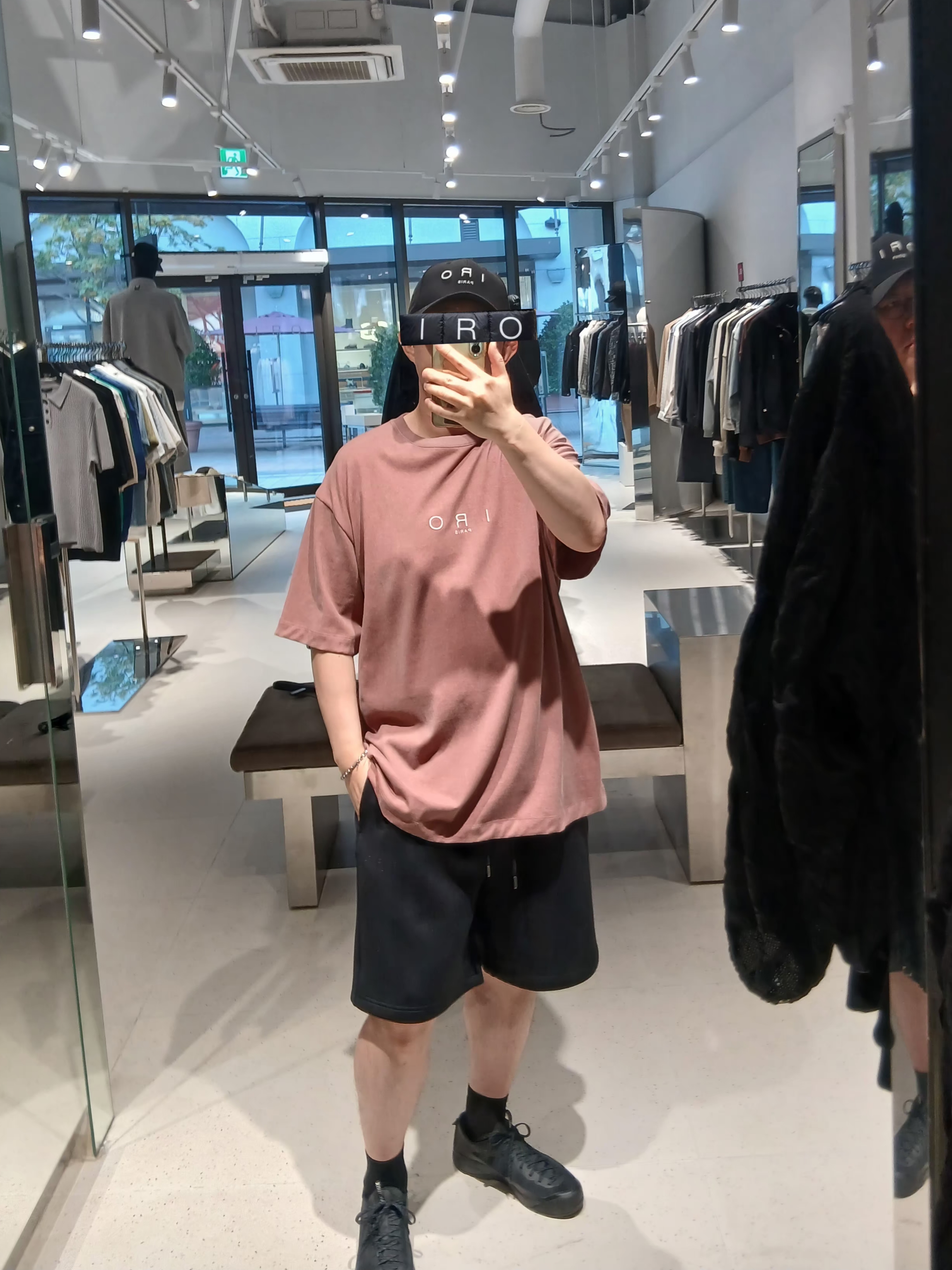 Iro Grebiroine Embroidered Baseball Cap Black, Iro Brumeux Banding Contrast Bermuda Shorts Black 착용 스타일 - 1