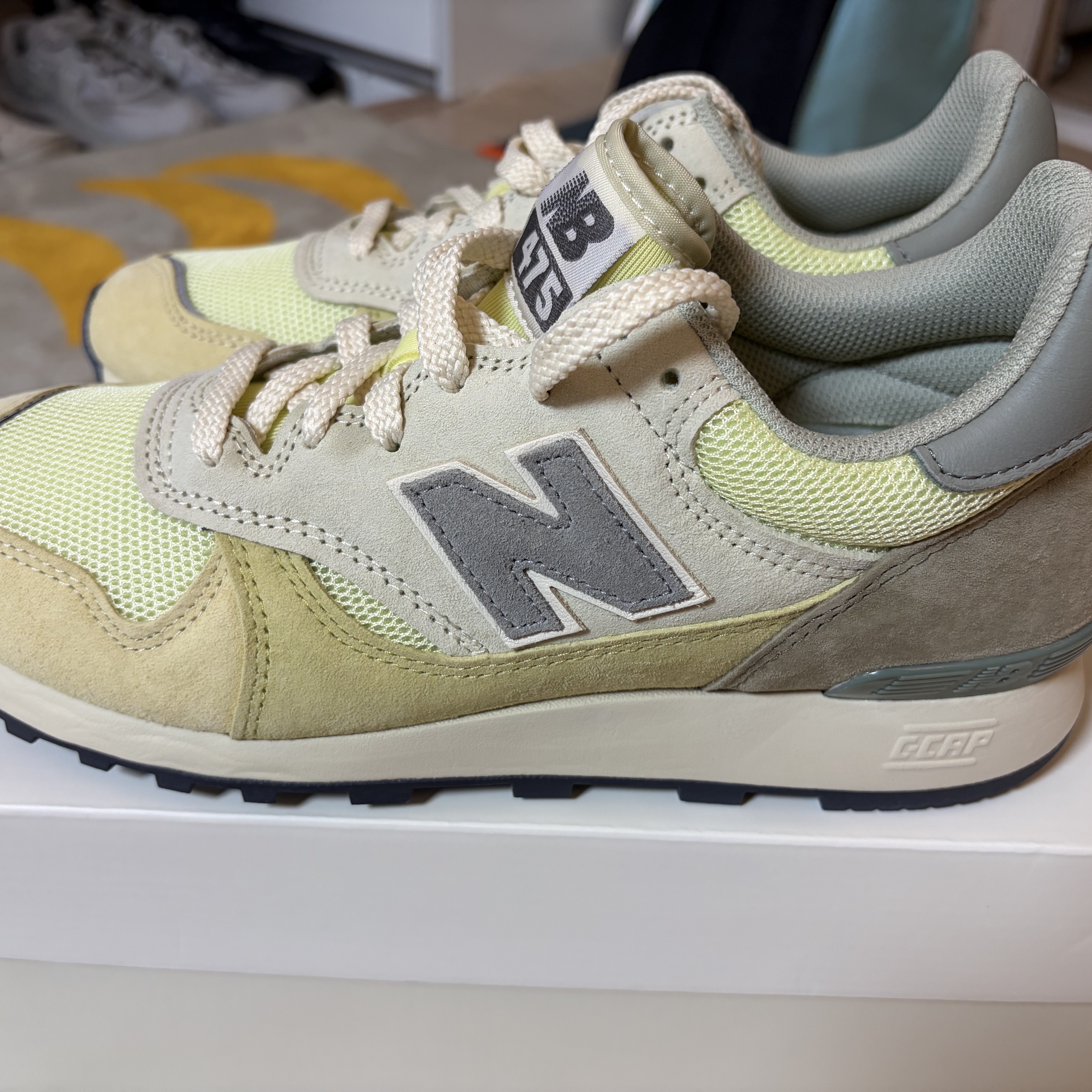 New Balance x Auralee 475 Aloe Wash Beechnut 착용 스타일 - 3