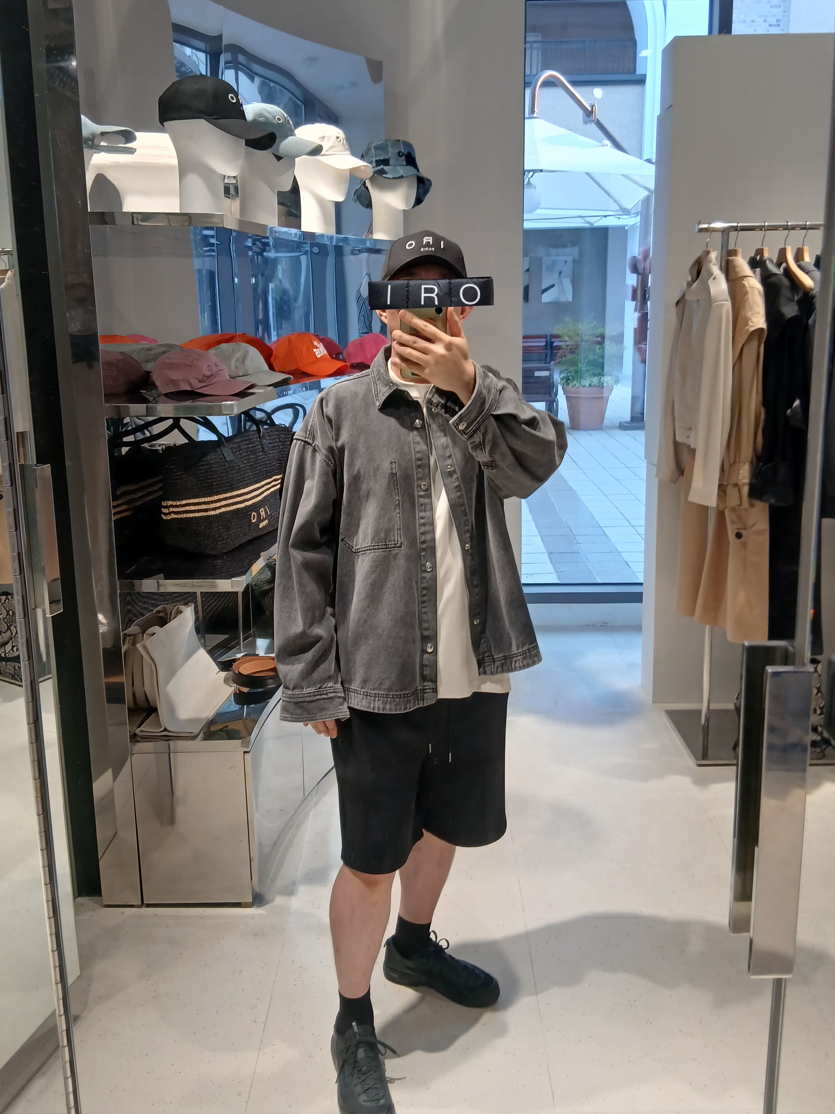 Iro Bachaumont Iro Logo Basic Short Sleeves T-Shirt White, Iro Brumeux Banding Contrast Bermuda Shorts Black 착용 스타일 - 1