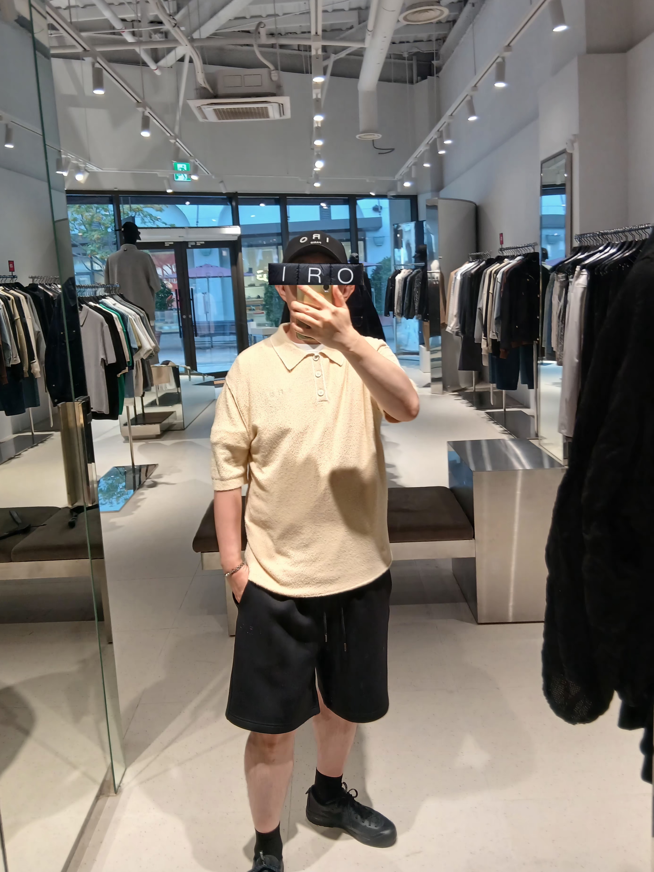 Iro Grebiroine Embroidered Baseball Cap Black, Iro Brumeux Banding Contrast Bermuda Shorts Black 착용 스타일 - 4