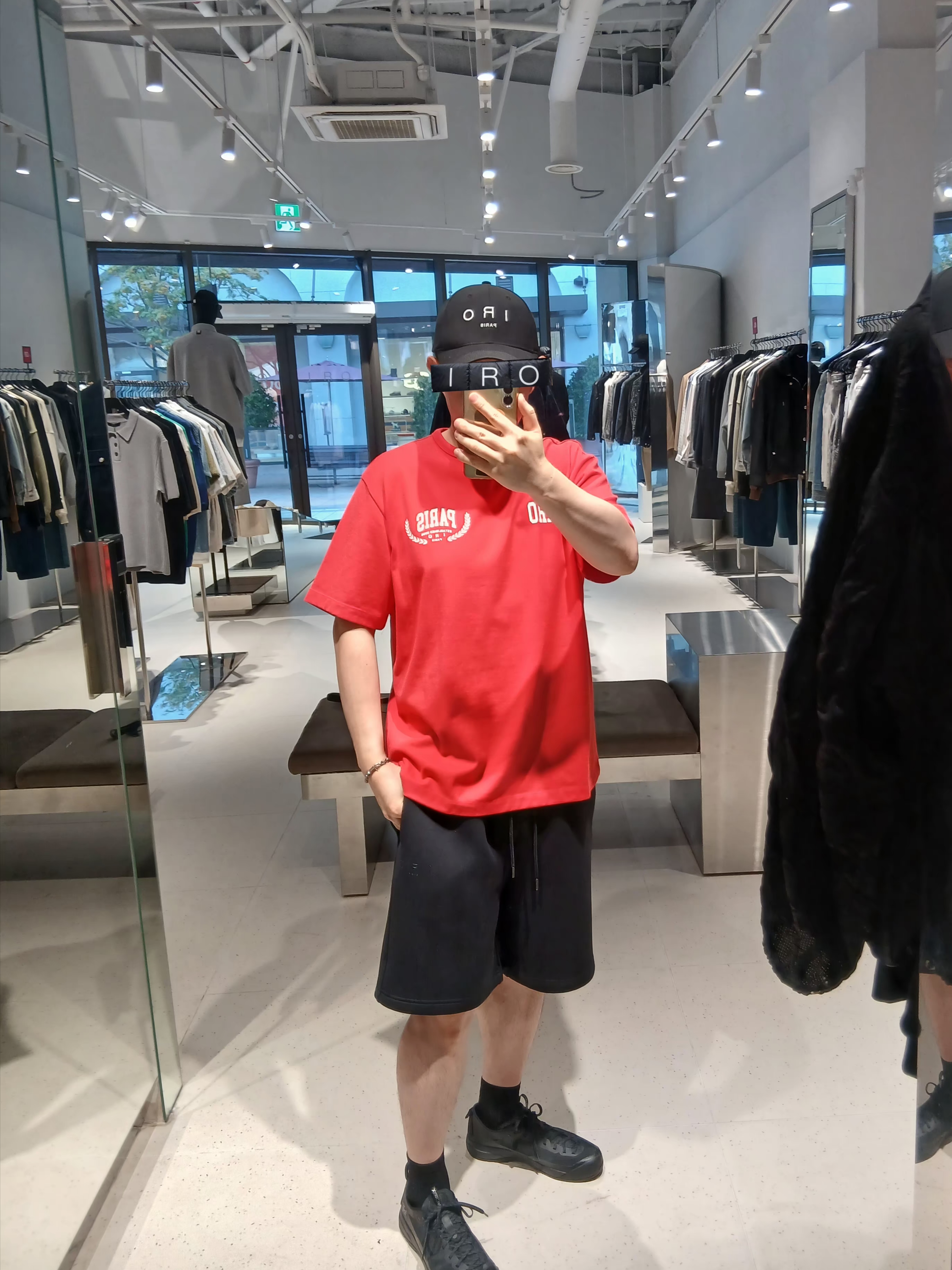 Iro Essential Cotton Logo Ball Cap Black, Iro Brumeux Banding Contrast Bermuda Shorts Black 착용 스타일 - 1