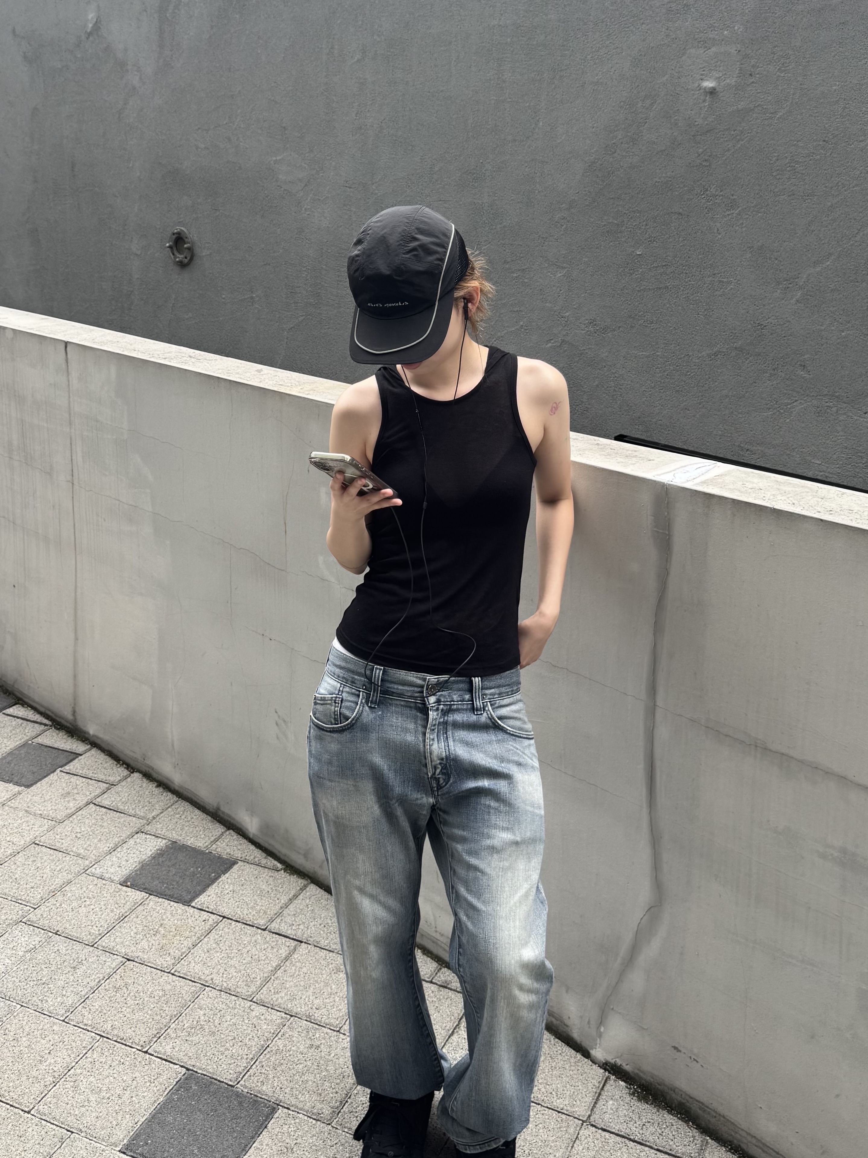 Asics x Kiko Kostadinov Novalis Ormosiancy Hat Anthracite, Aoiro Ripple Nomad Headwrap - Black 착용 스타일 - 2