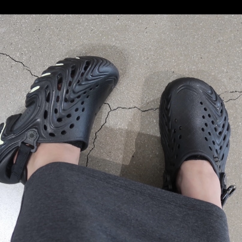 Crocs x Kasina Echo II Black Glow 착용 스타일 - 3