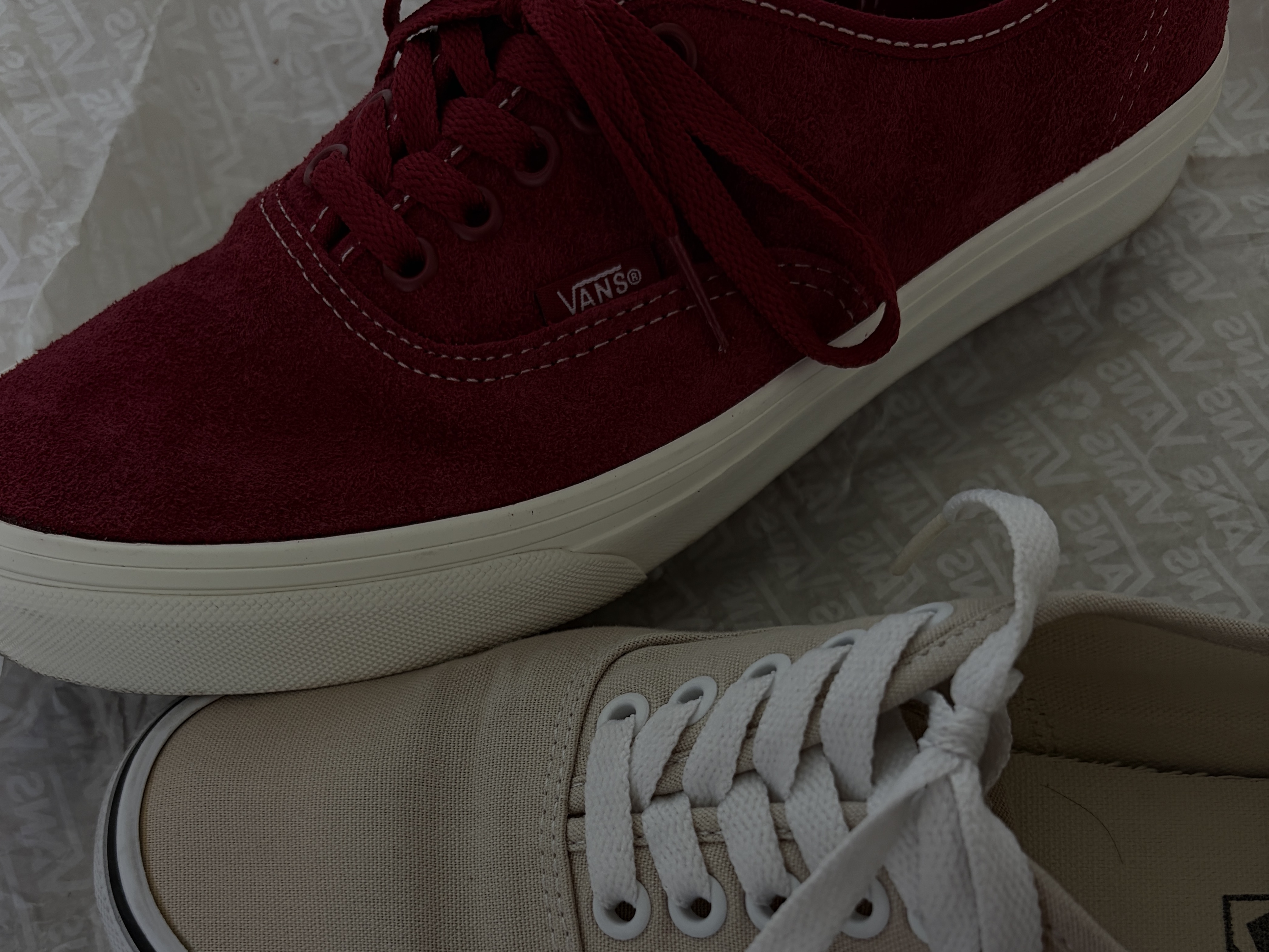 Vans Authentic Bordeaux Red, Vans Authentic Color Theory French Oak 착용 스타일 - 2