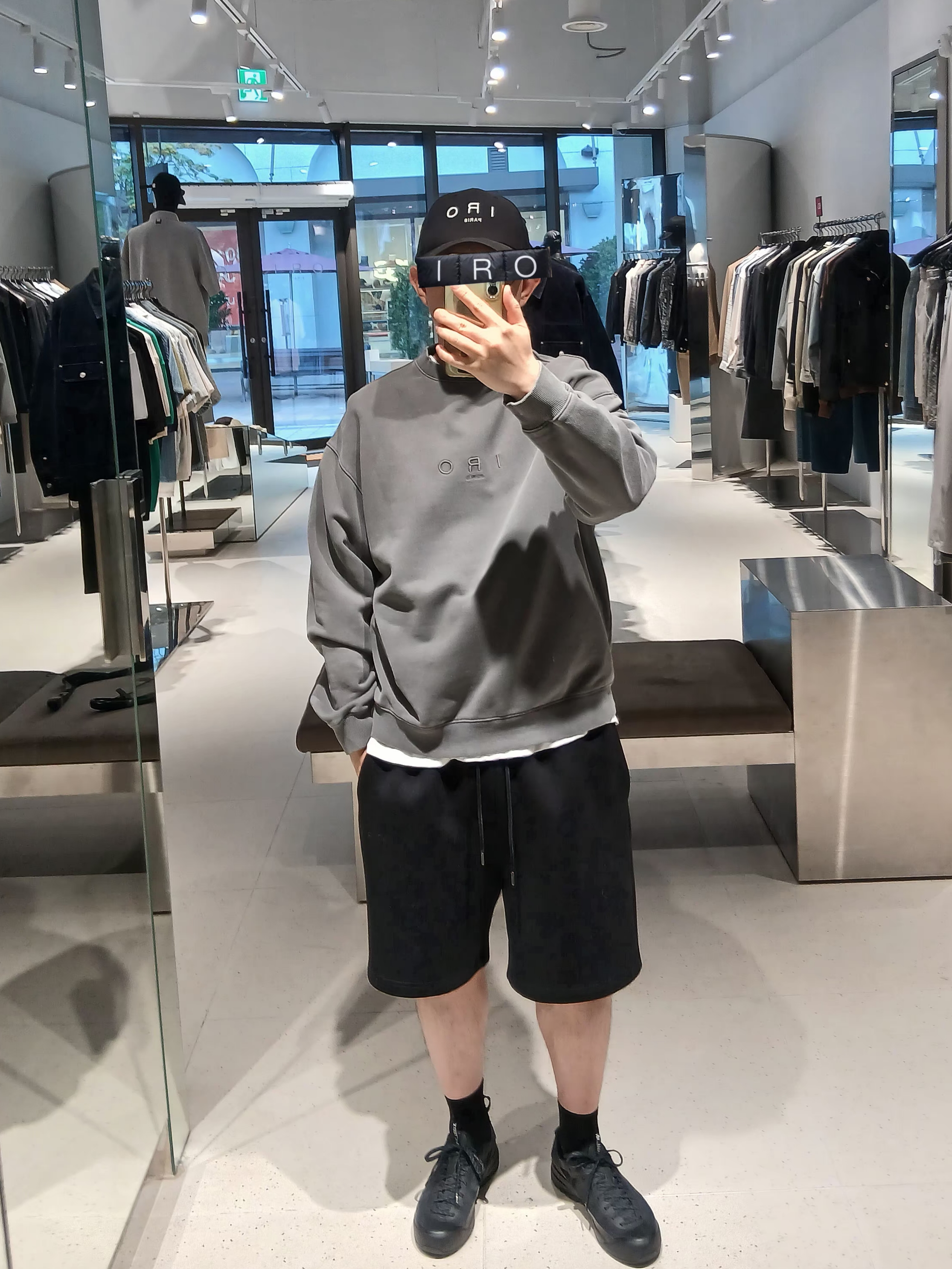 이로 에센셜 코튼 로고 자수 볼캡 블랙, 이로 에센셜 코튼 로고 자수 볼캡 블랙 착용 스타일 - 1
