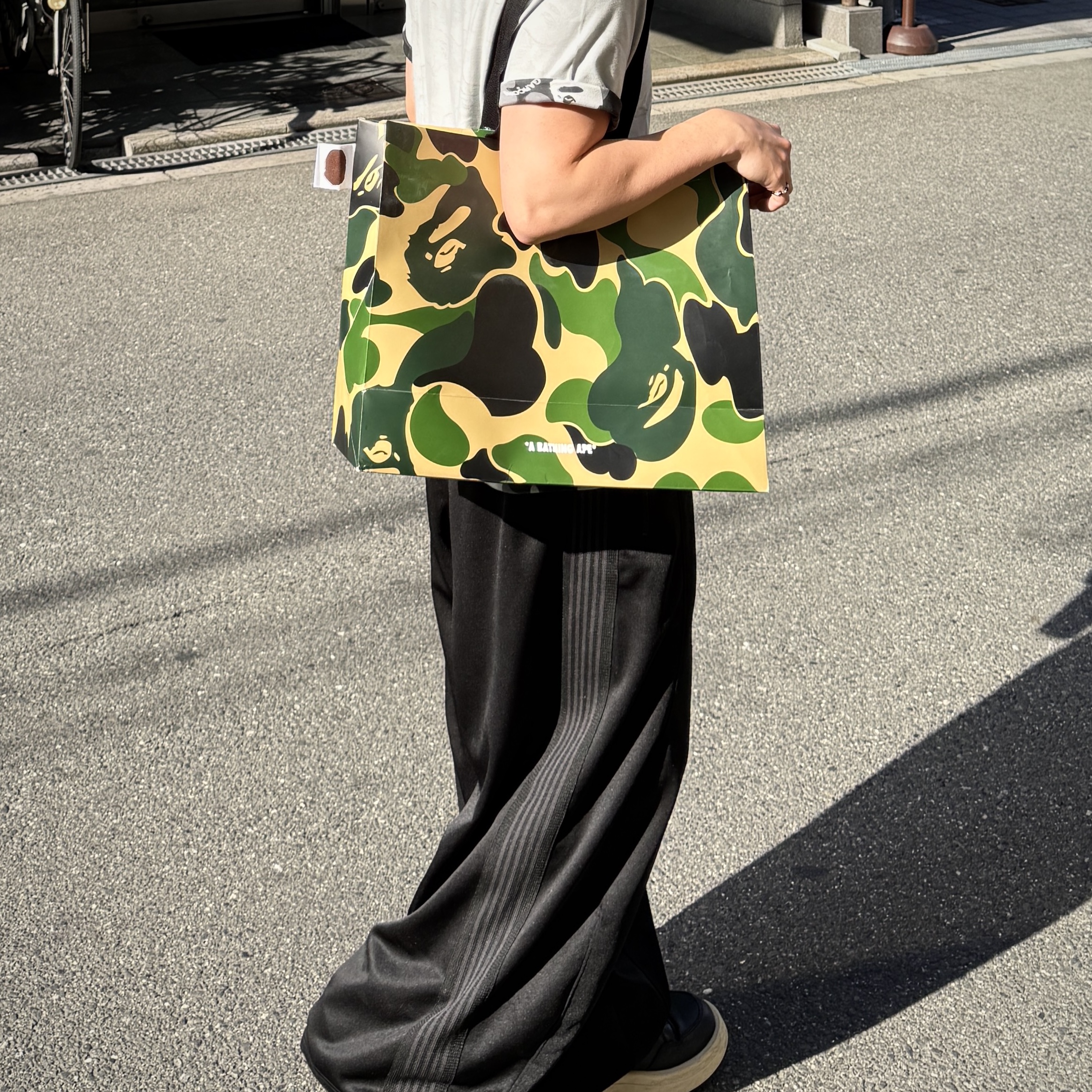 BAPE x Comme Des Garcons Osaka Camo Inside Out T-Shirt Black 착용 스타일 - 4