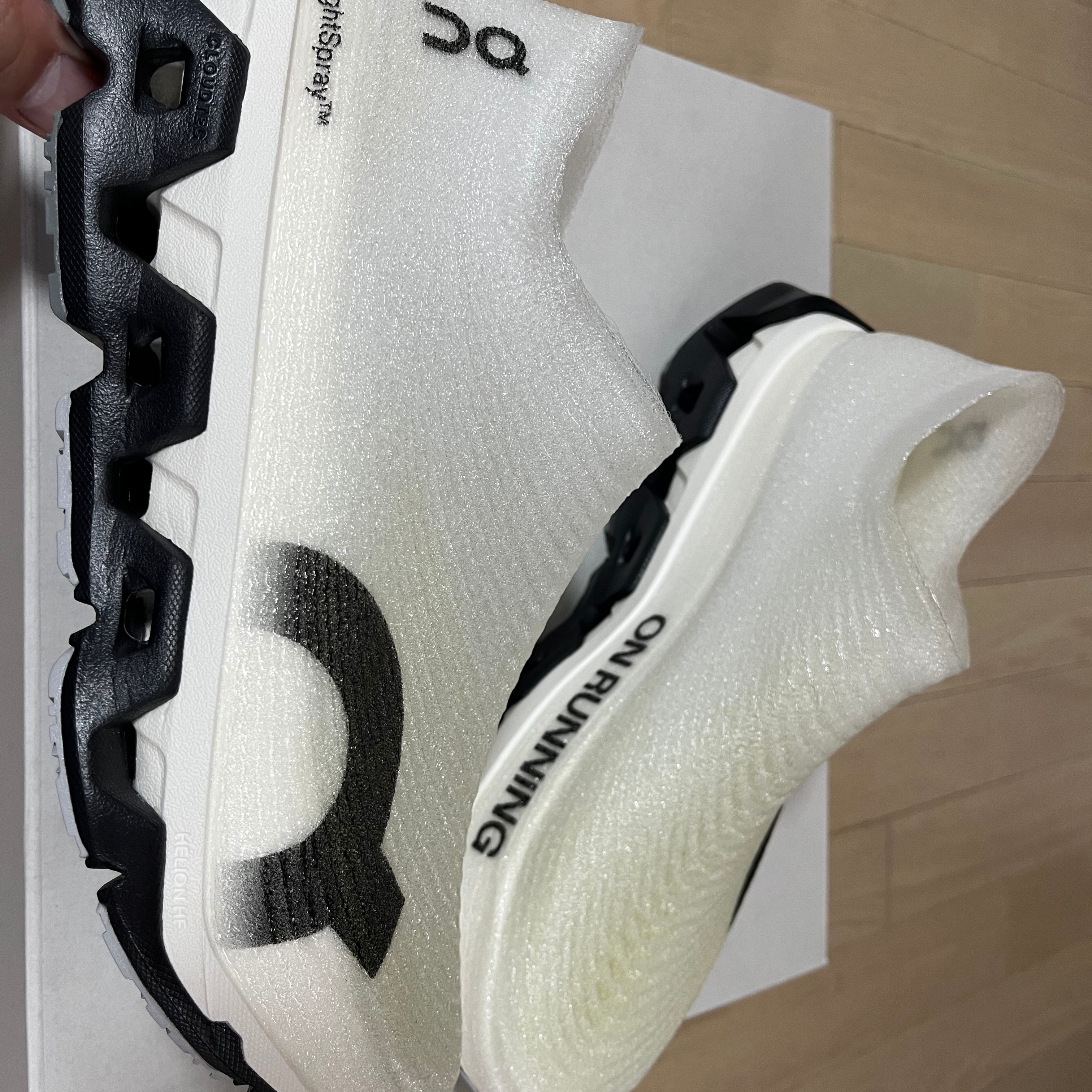 On Running LightSpray Cloudmonster 3 Hyper Black Apollo 착용 스타일 - 5