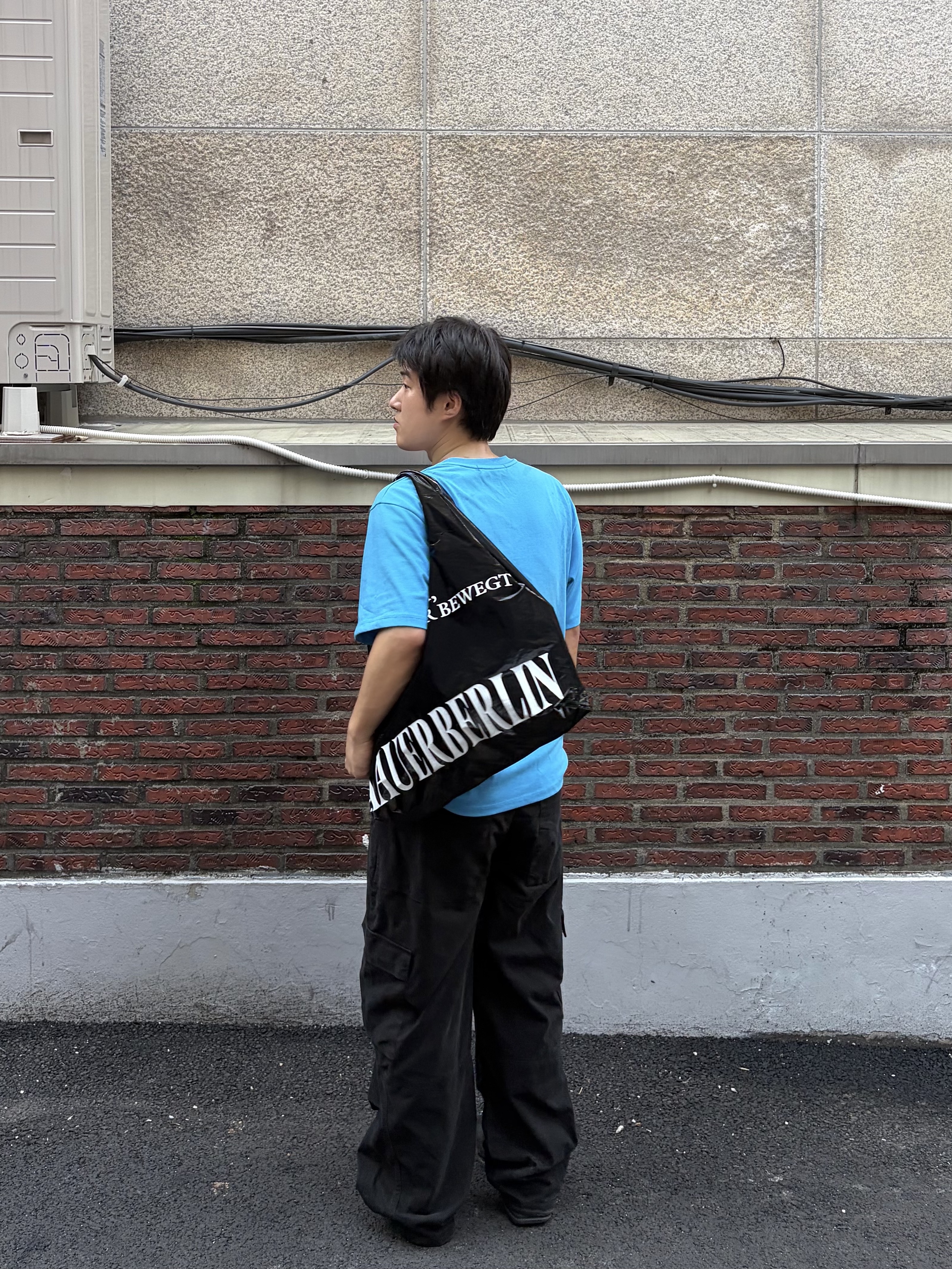 noun Soft Round T-Shirts Blue, noun Washed Cargo Pants Black 착용 스타일 - 2