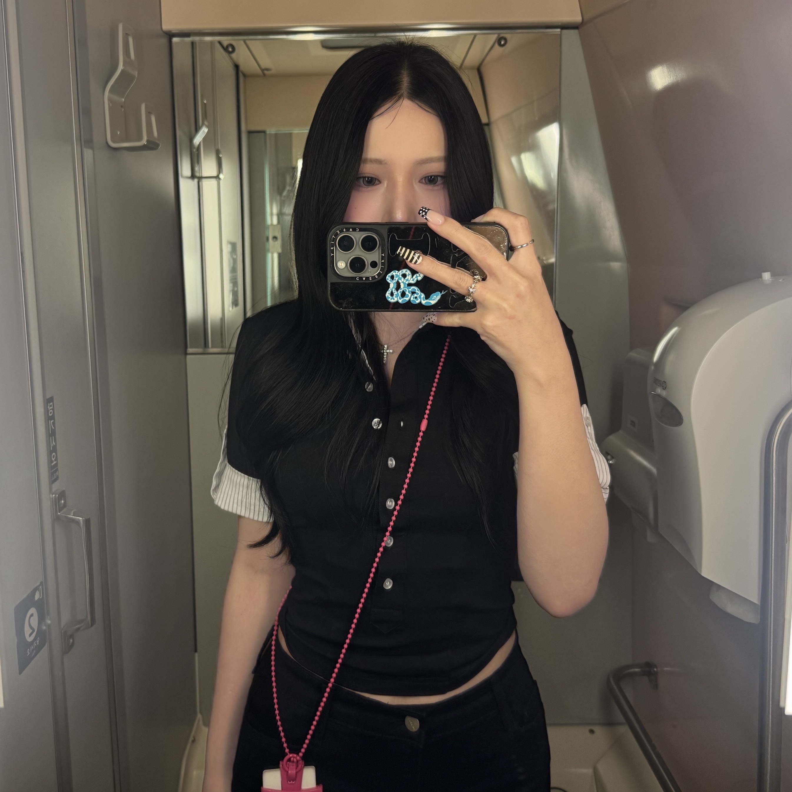케이스티파이 x 오픈 Yy 블루 리본 스네이크 아이폰 맥세이프 실버 미러 블랙 범퍼 케이스, 스컬프터 크로스 스터드 스트랩 월렛 핑크 착용 스타일