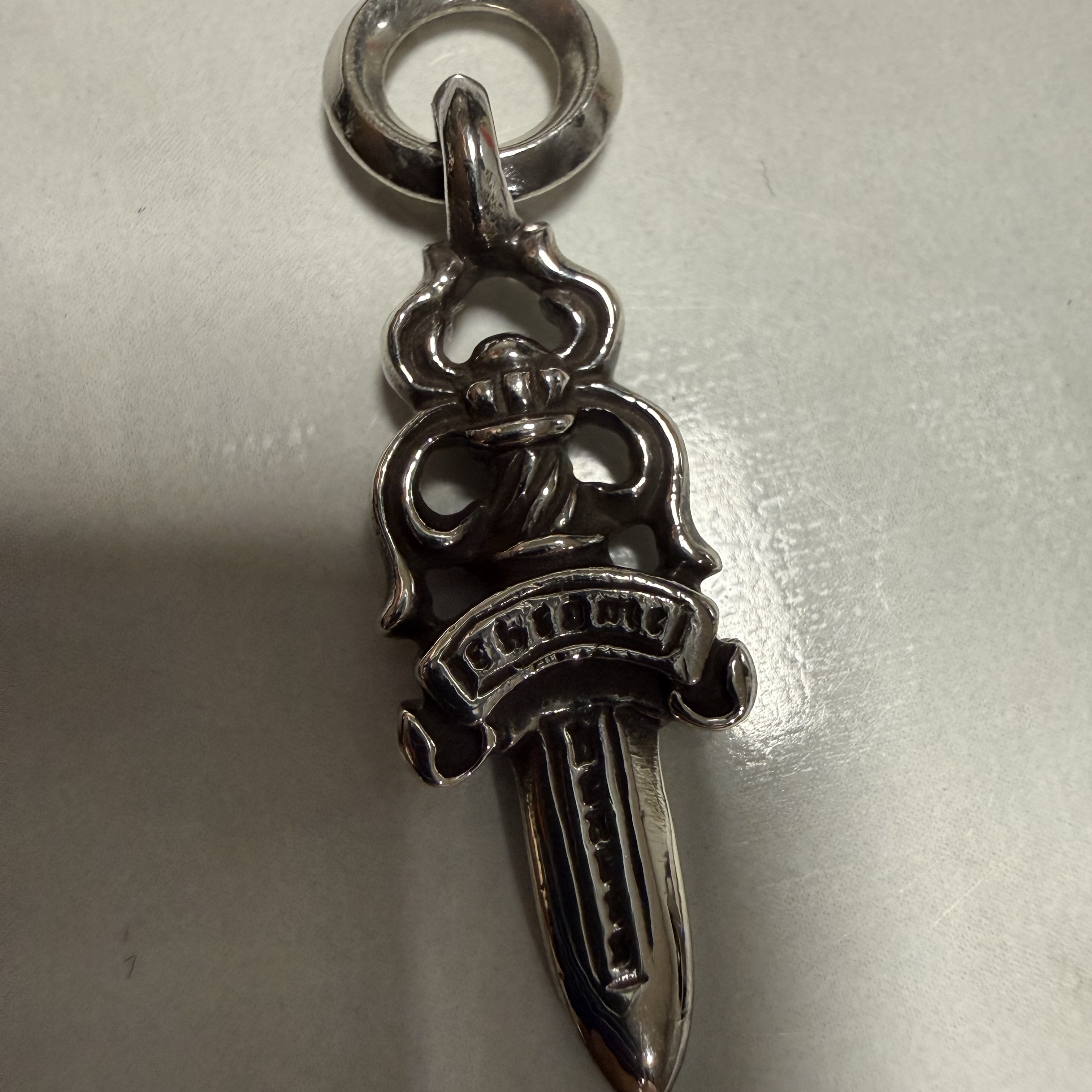 Chrome Hearts 5 Dagger Pendant Silver 착용 스타일