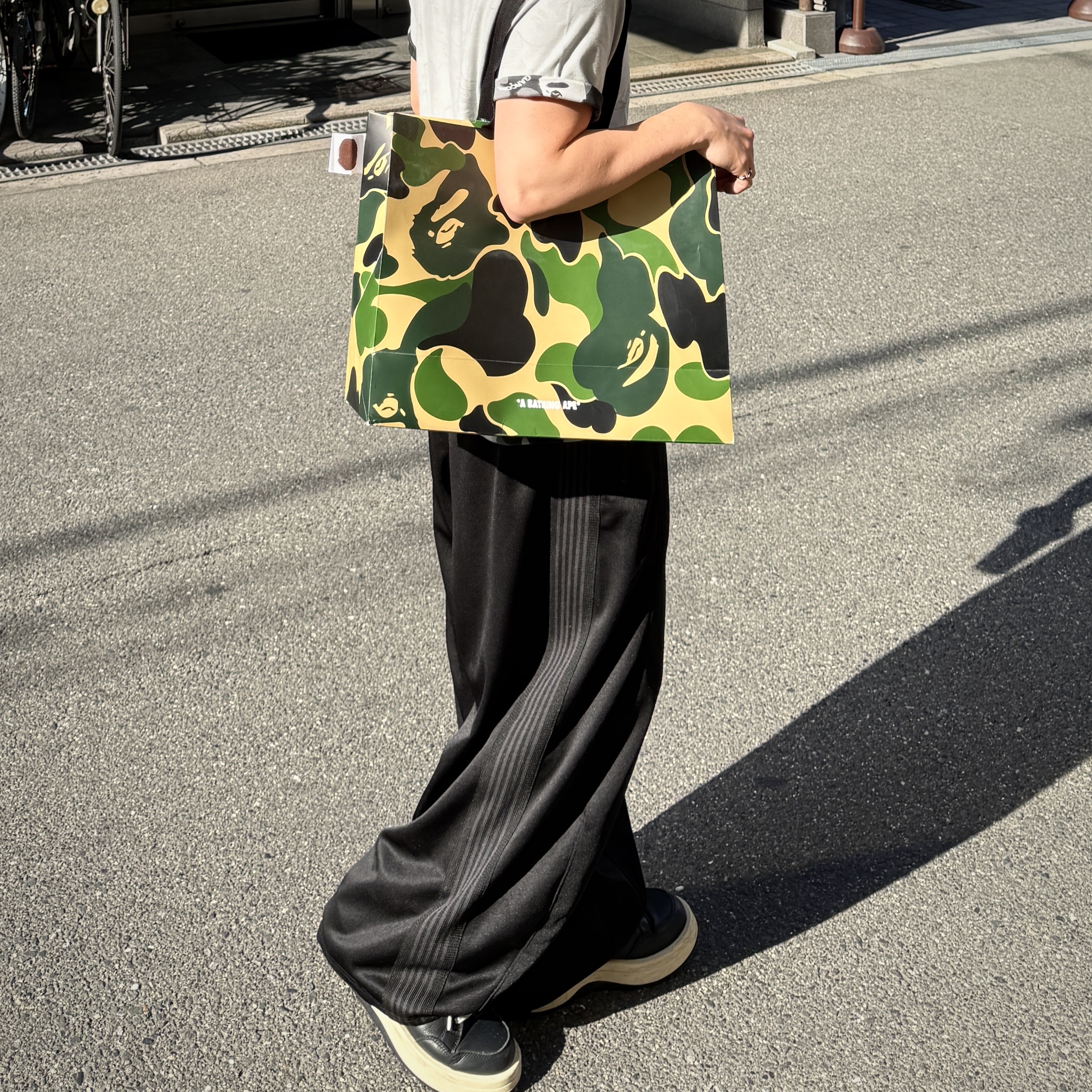 Needles H.D. Track Pants Poly Smooth Black (LHP, Studious) 착용 스타일 - 2