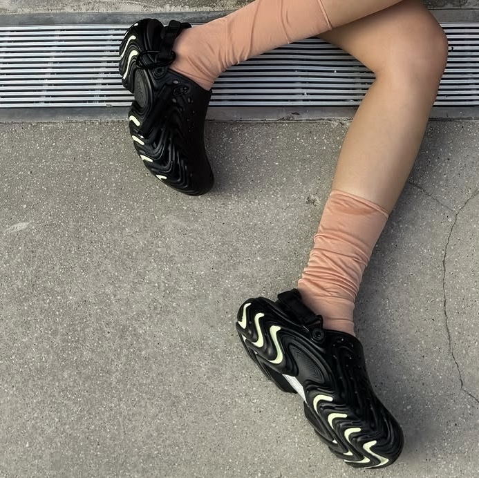 Crocs x Kasina Echo II Black Glow 착용 스타일 - 2