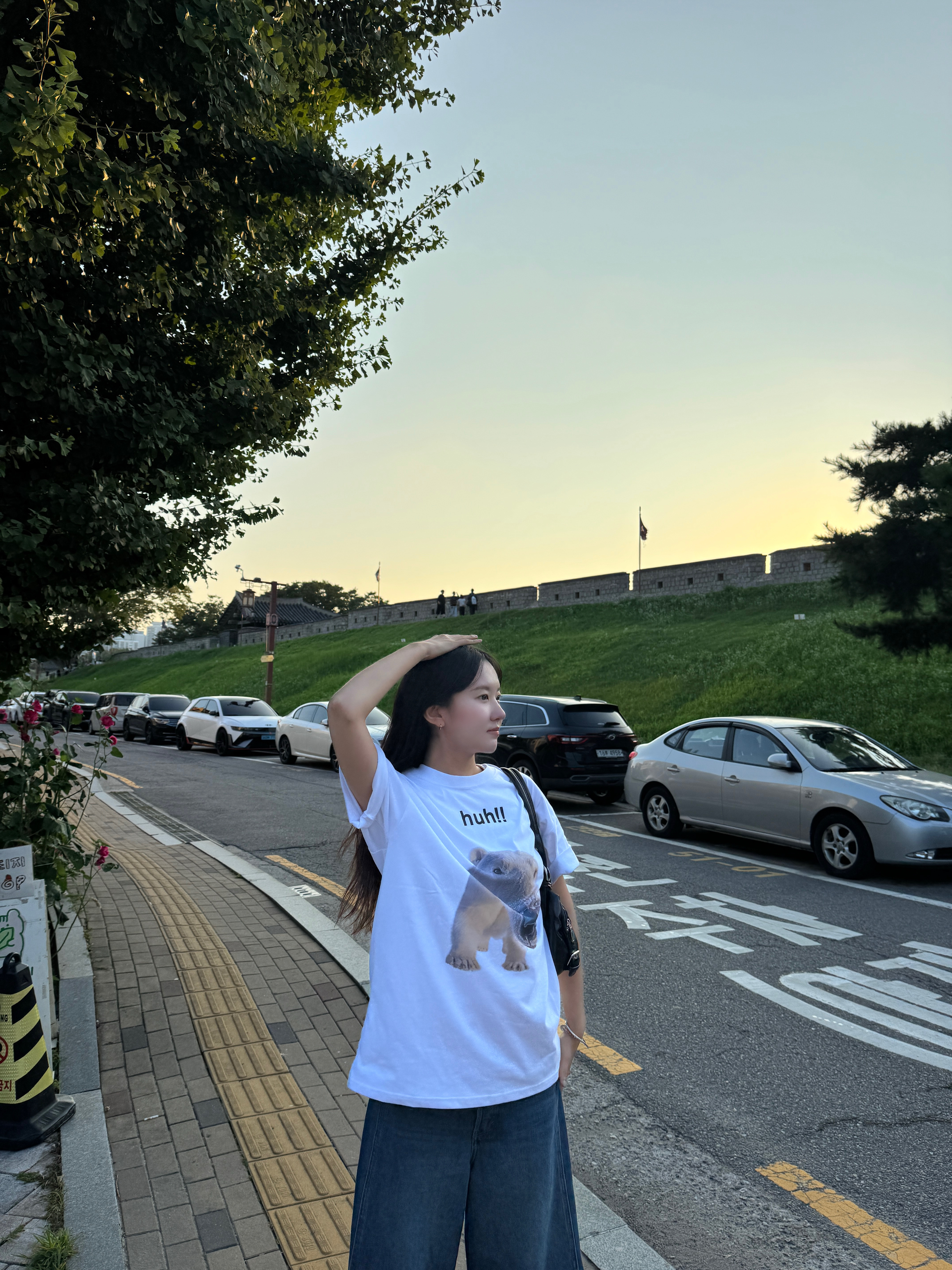 Suade Huh Tee White, Oofos OOriginal Black 착용 스타일 - 2
