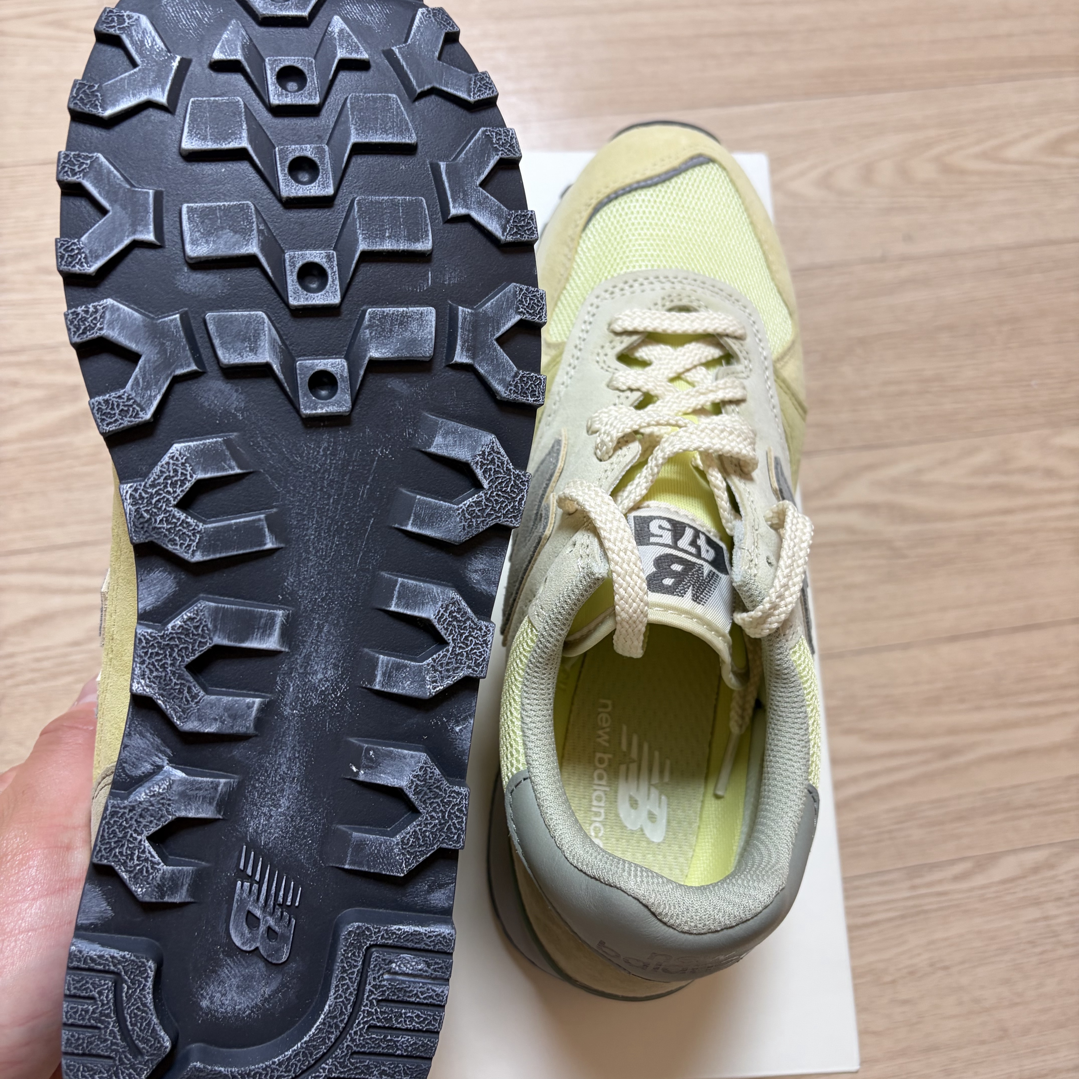 New Balance x Auralee 475 Aloe Wash Beechnut 착용 스타일 - 5