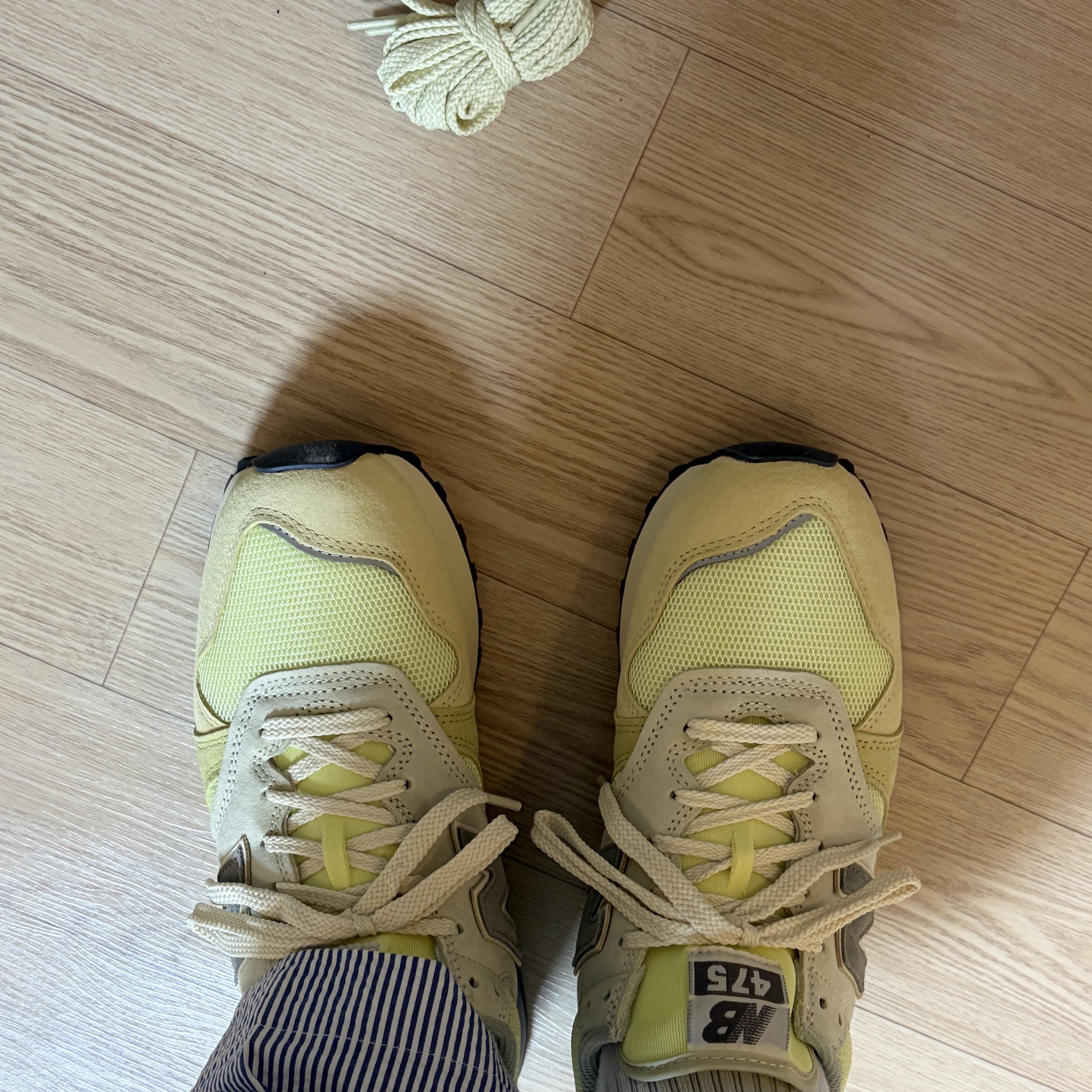 New Balance x Auralee 475 Aloe Wash Beechnut 착용 스타일 - 6