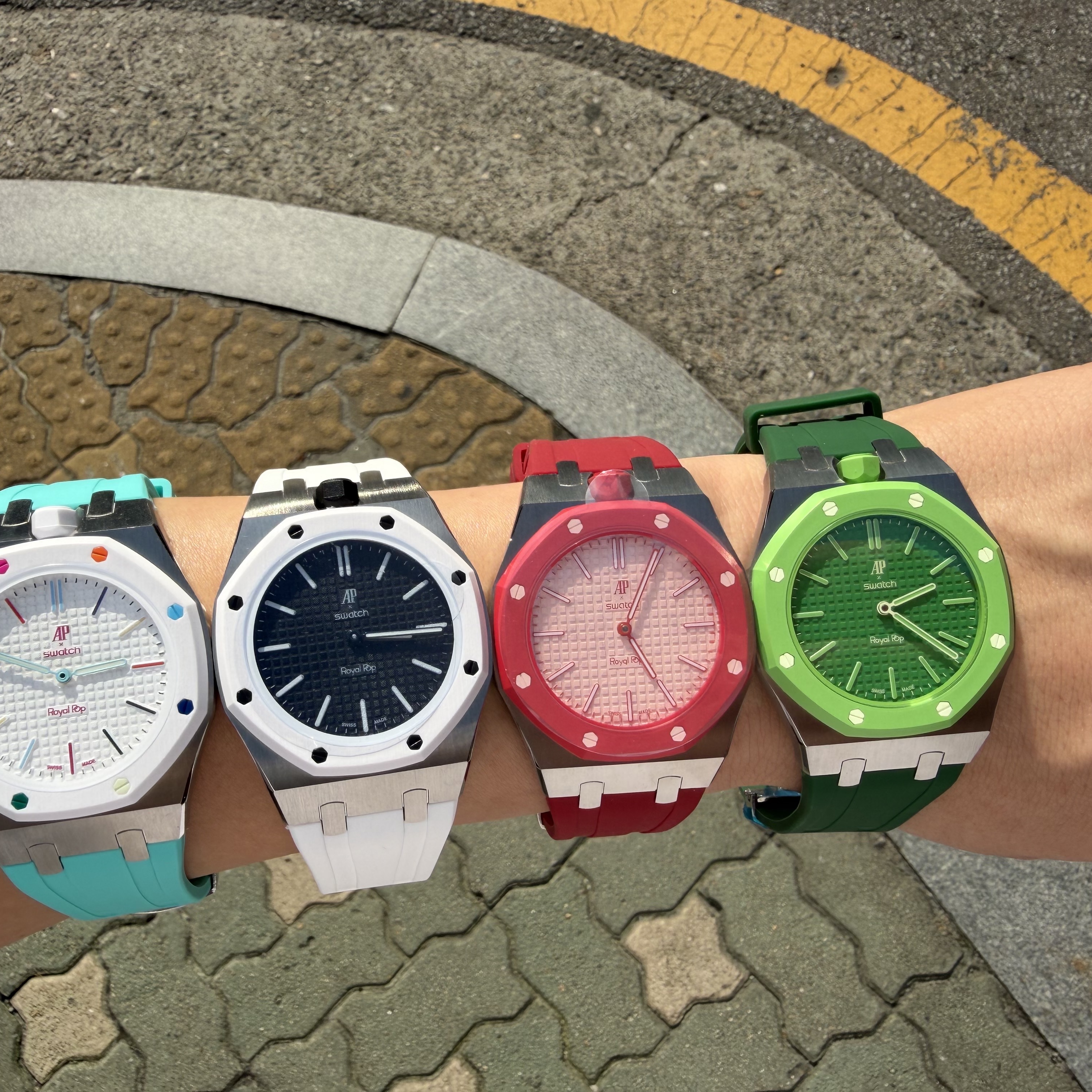 Swatch x Audemars Piguet Bioceramic Royal Pop Ocho Negro, Swatch x Audemars Piguet Bioceramic Royal Pop Green Eight 착용 스타일 - 2