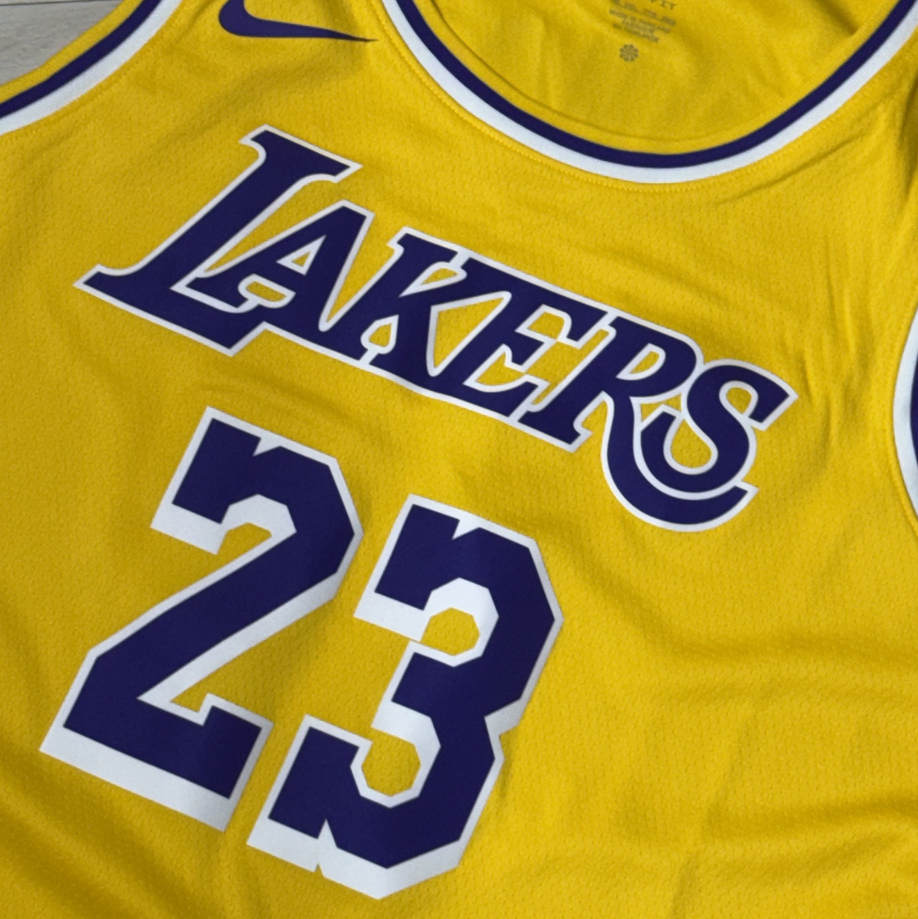 Nike LeBron James LA Lakers Icon Edition 2022/23 NBA Swingman Jersey Amarillo 착용 스타일
