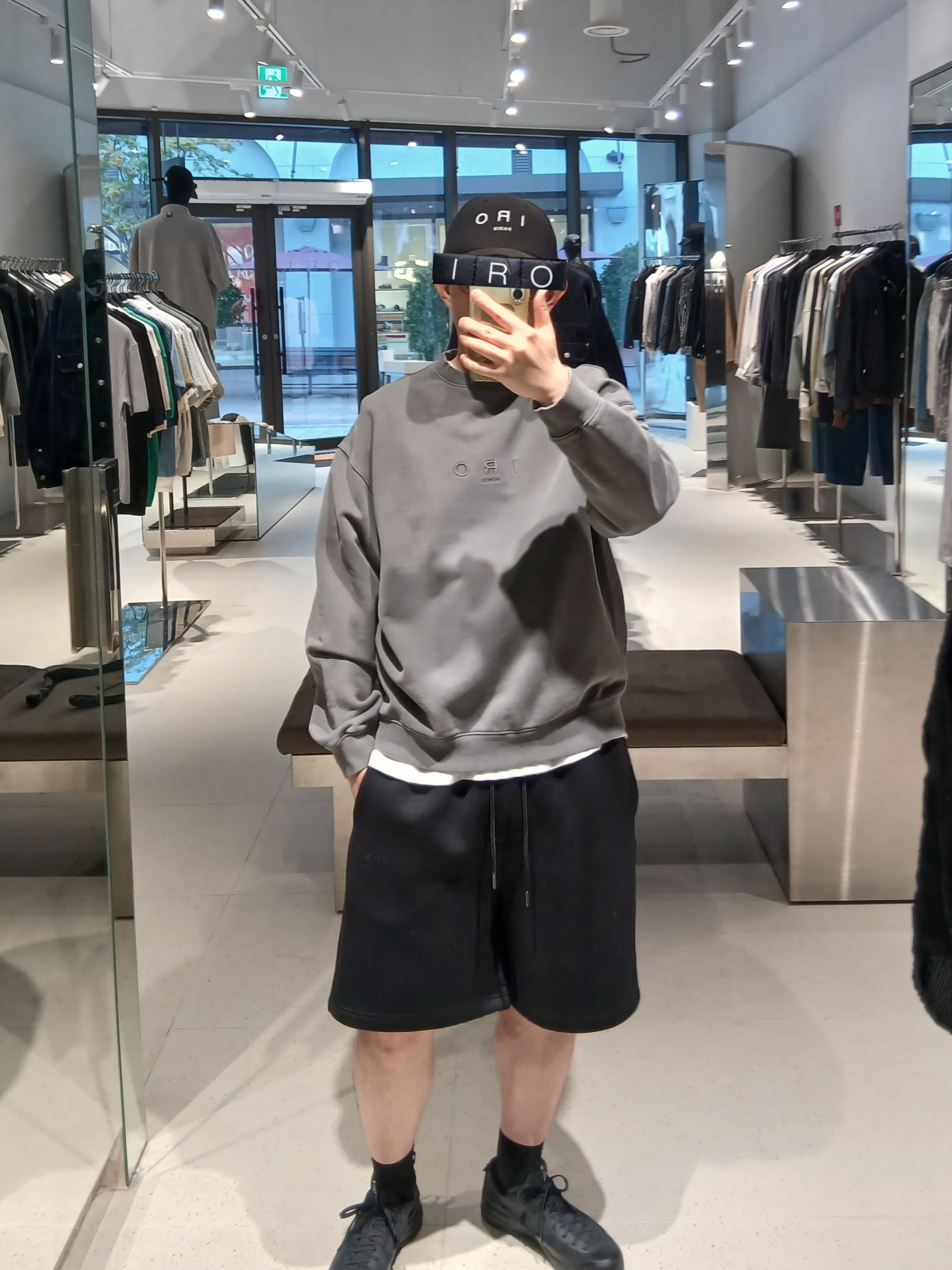 이로 에센셜 코튼 로고 자수 볼캡 블랙, 이로 에센셜 코튼 로고 자수 볼캡 블랙 착용 스타일 - 2