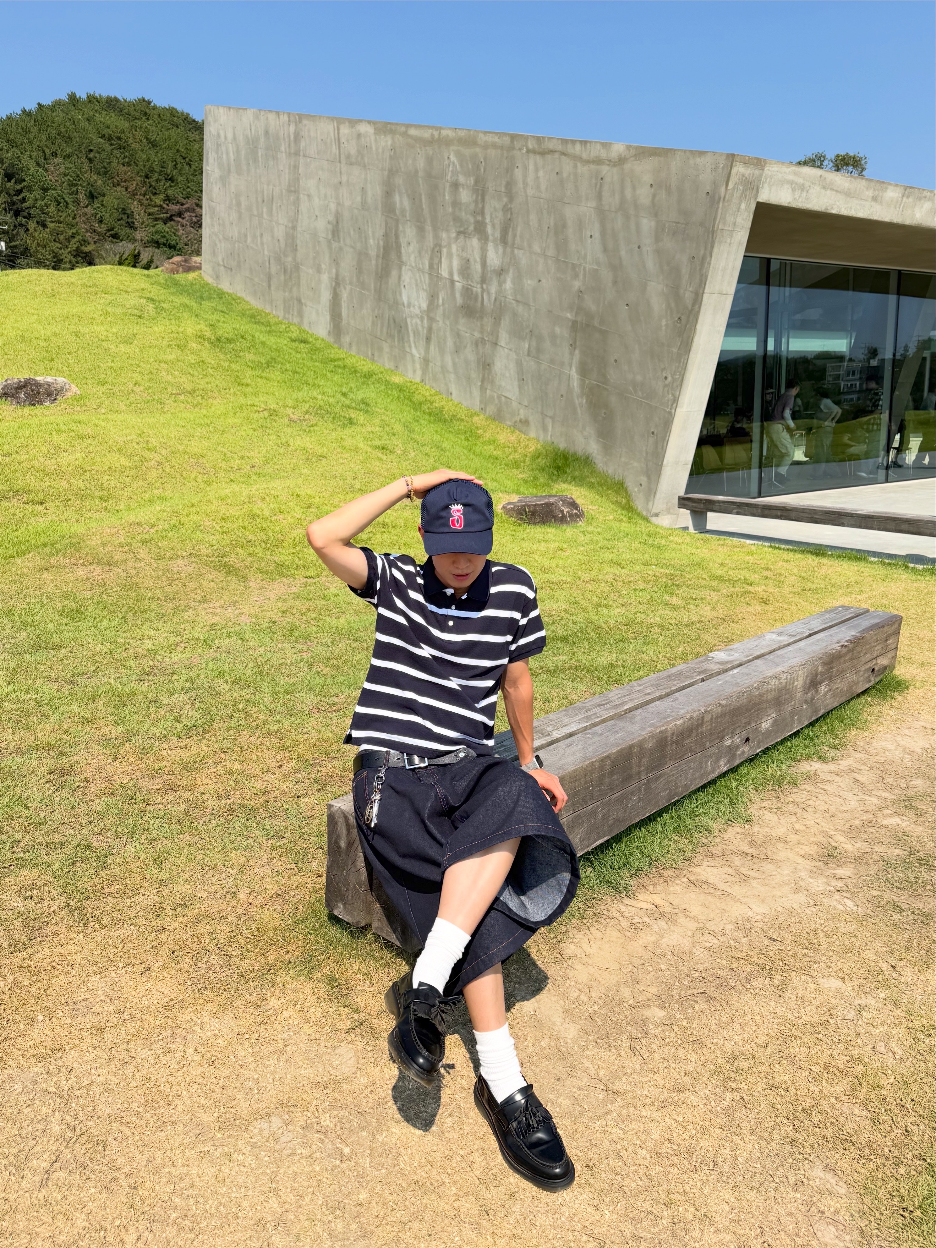 Dr. Martens Adrian Smooth Black, Stussy Trucker S Crown Snapback Navy 착용 스타일 - 4