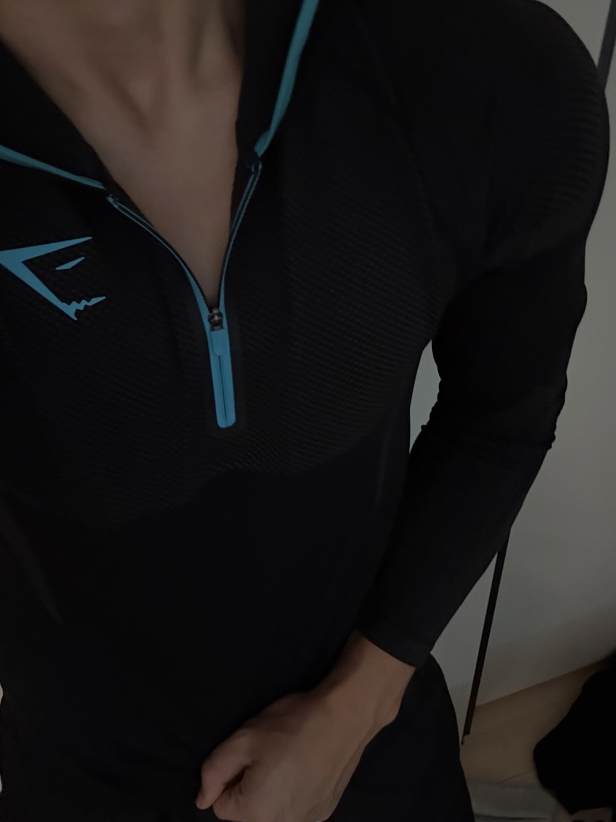 Gymshark Onyx 5.0 Seamless Hoodie Black Onyx Grey 착용 스타일 - 1