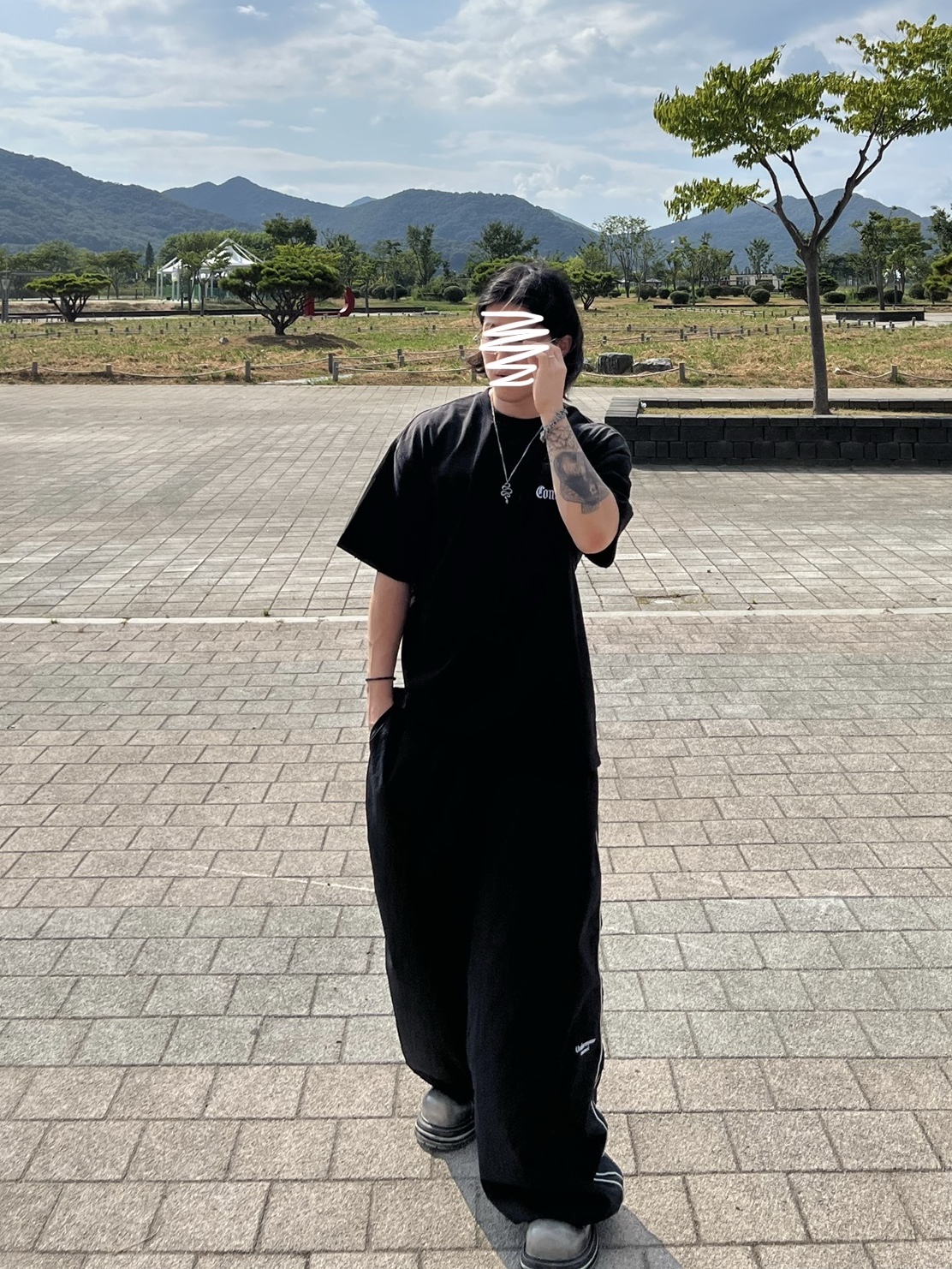 AX CONNECTION Destroyed Connector Embroidered Oversized T-Shirt Washed Black, Undermycar Mu.126 Original Logo Piping Line Nylon Pants Black 착용 스타일 - 2