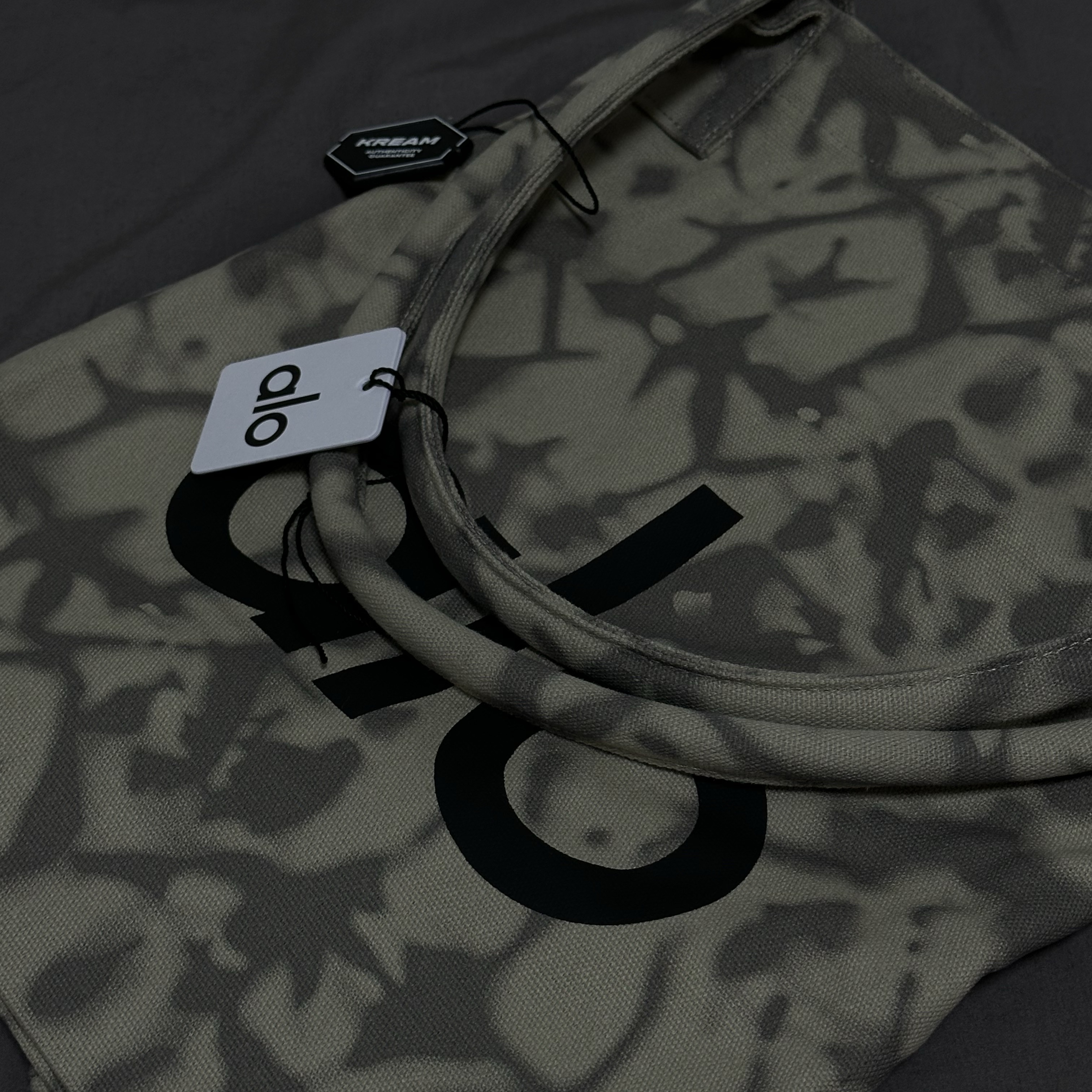 Alo Yoga Iconic Shopper Tote Bag Grey Tiedye 착용 스타일