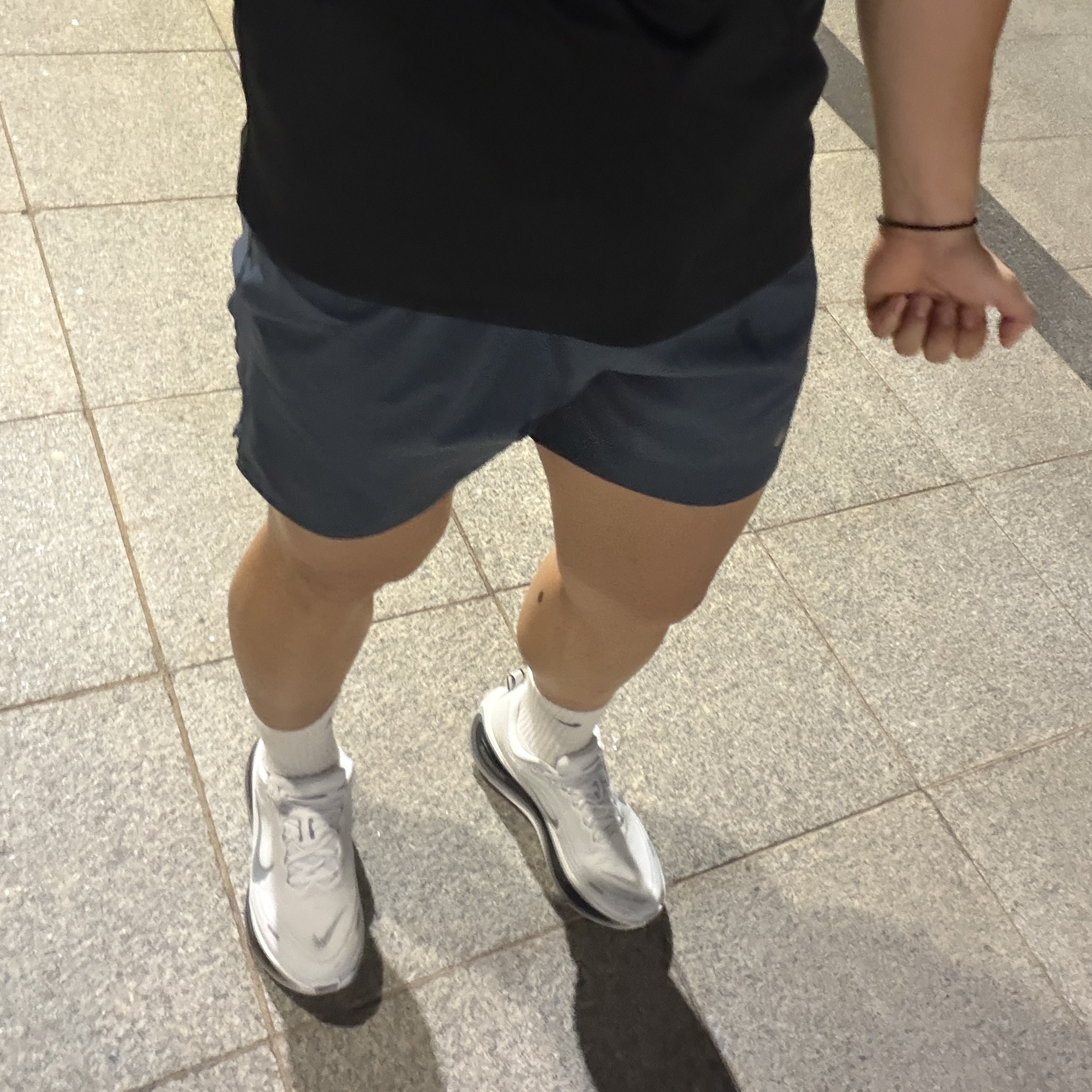 나이키 보메로 플러스 화이트 블랙 착용 스타일