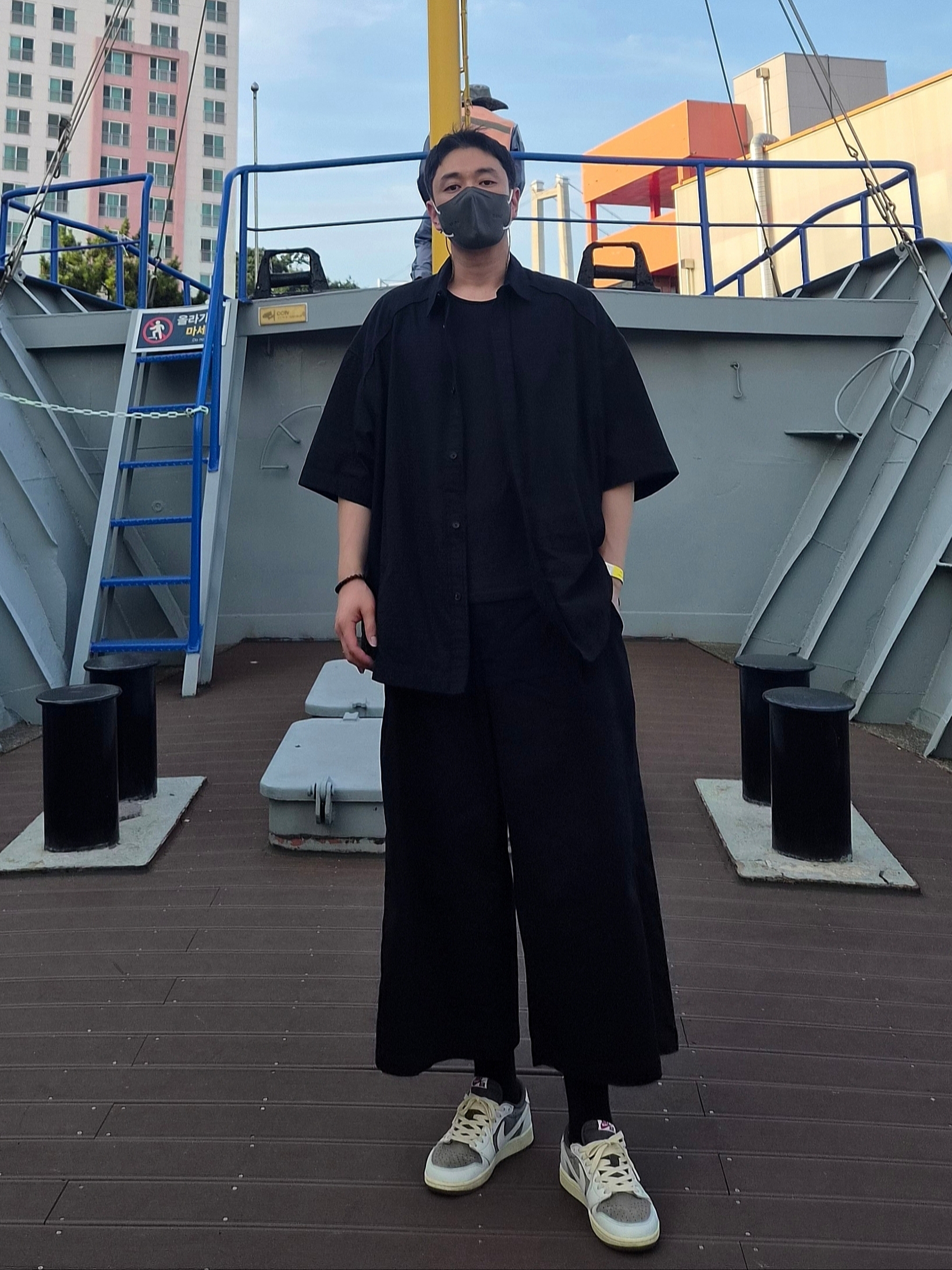 Juun.J Seersucker Hidden Pocket Piping Overfit Short Sleeve Shirt Black - 25SS, Jordan 1 x Travis Scott Retro Low OG SP Sail and Ridgerock 착용 스타일 - 1