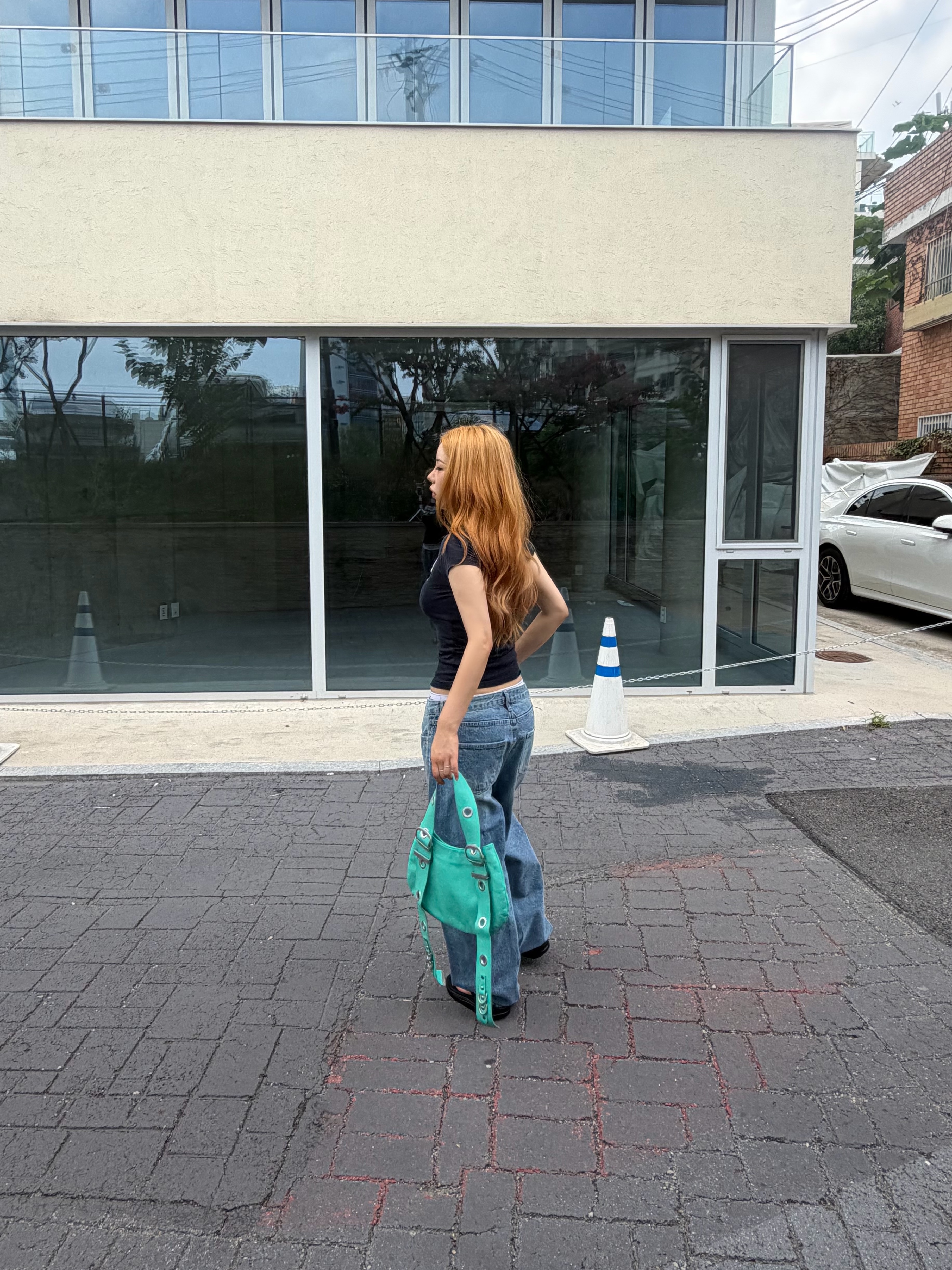 베이컨트 아카이브 벨라 미니 숄더백 틸 블루, (W) 캘빈 클라인 모던 코튼 통 블랙 착용 스타일 - 2