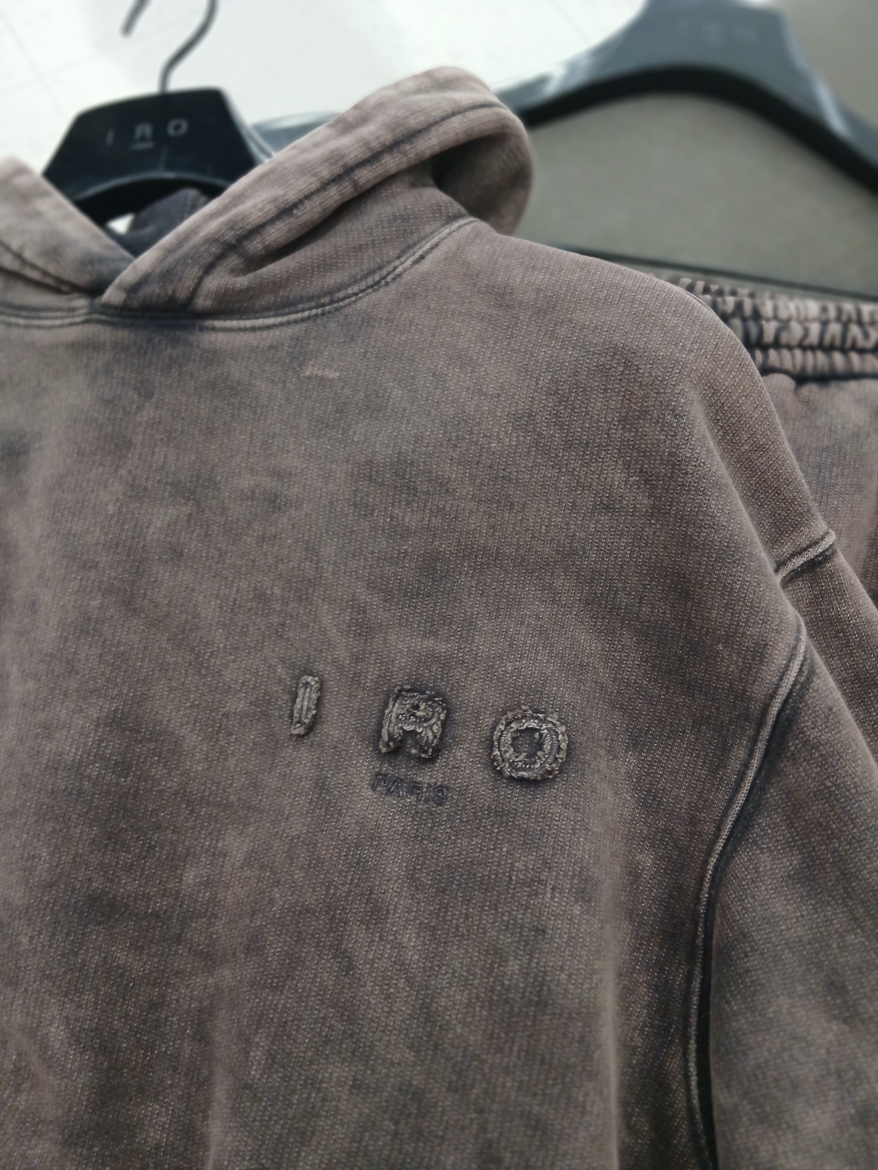 Iro Nuage Logo Applique Dyeing Hoodie Dark Gray, Iro Fane Garment Dyed Sweat Pants Dark Gray 착용 스타일 - 2
