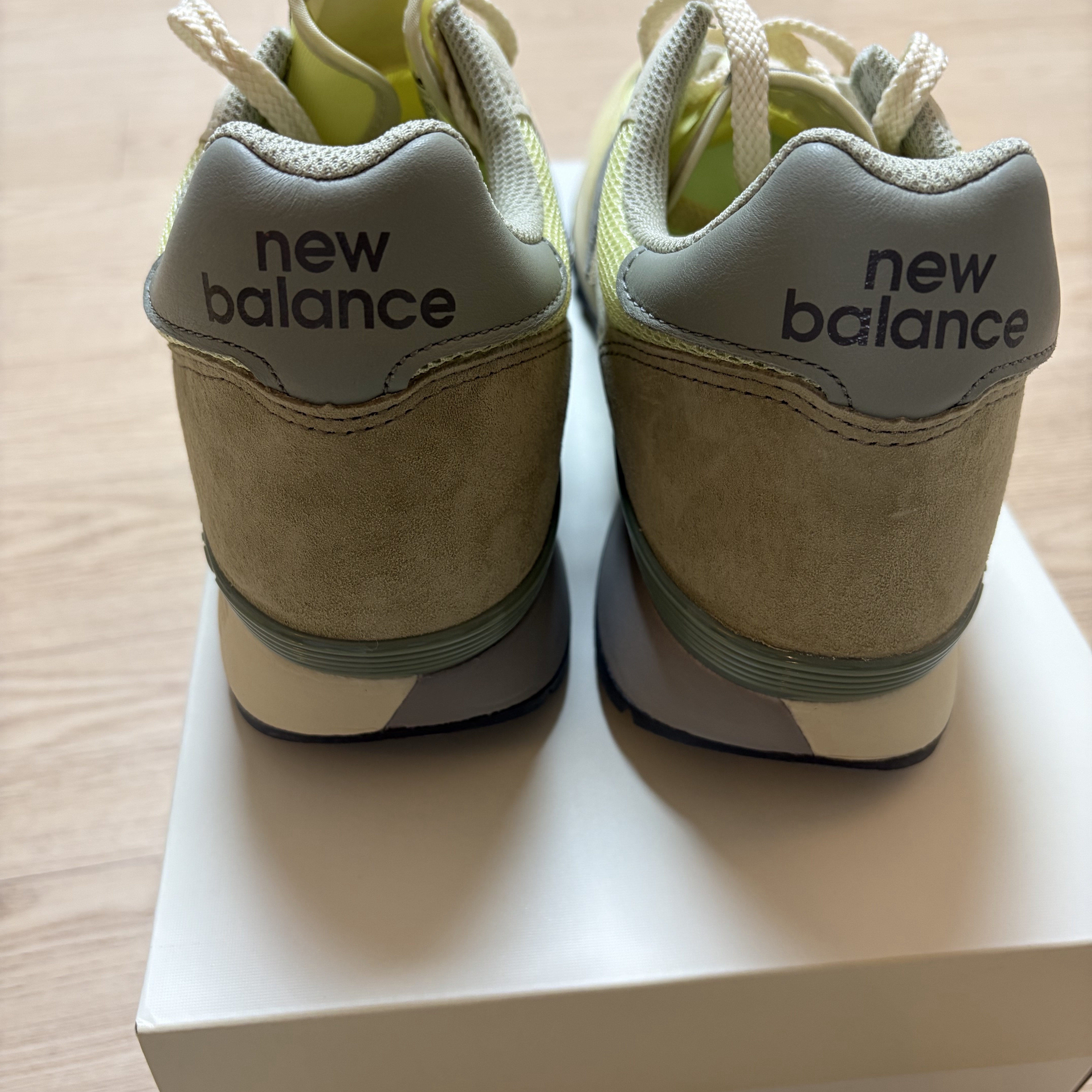 New Balance x Auralee 475 Aloe Wash Beechnut 착용 스타일 - 4