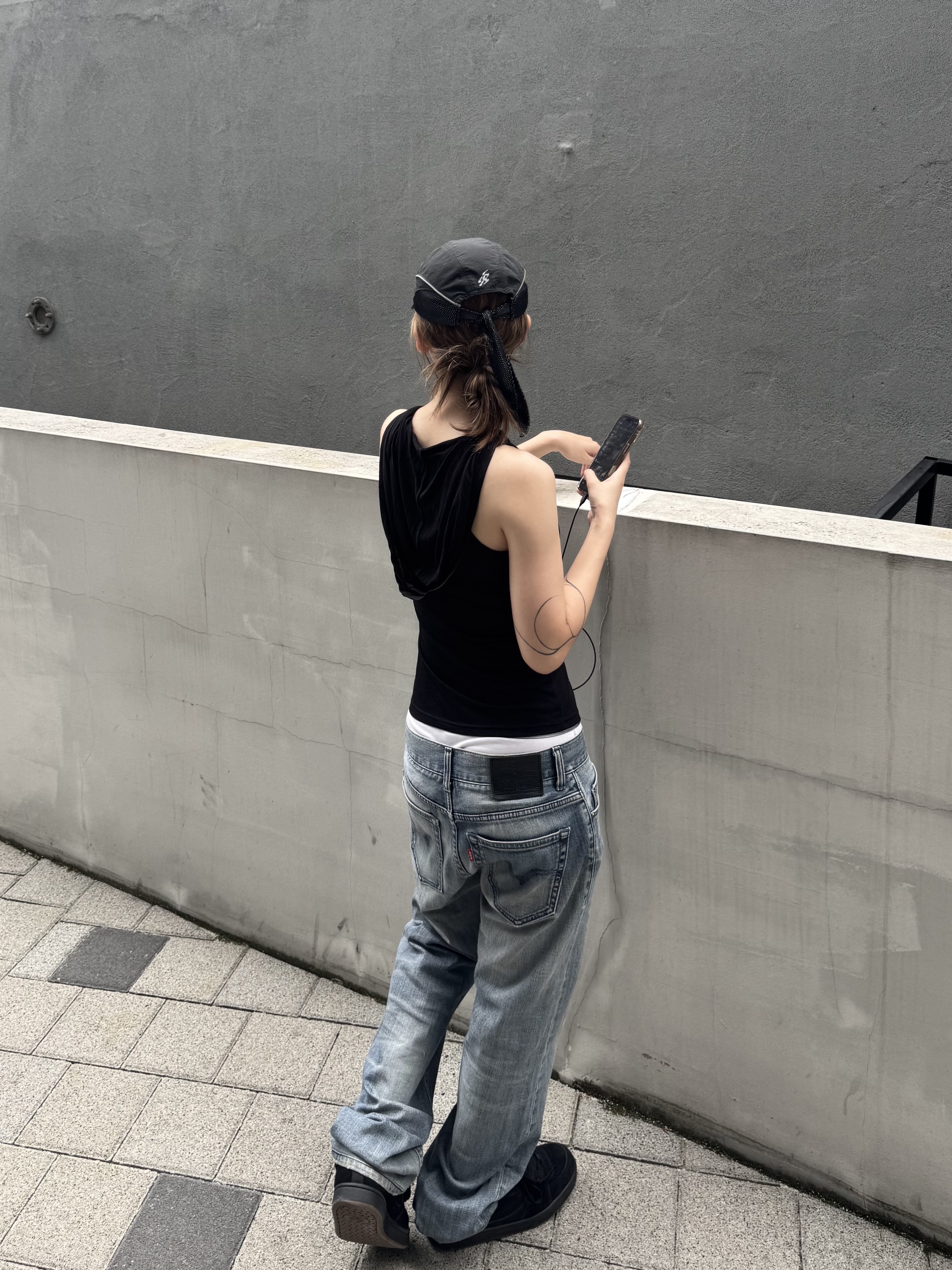Asics x Kiko Kostadinov Novalis Ormosiancy Hat Anthracite, Aoiro Ripple Nomad Headwrap - Black 착용 스타일 - 1