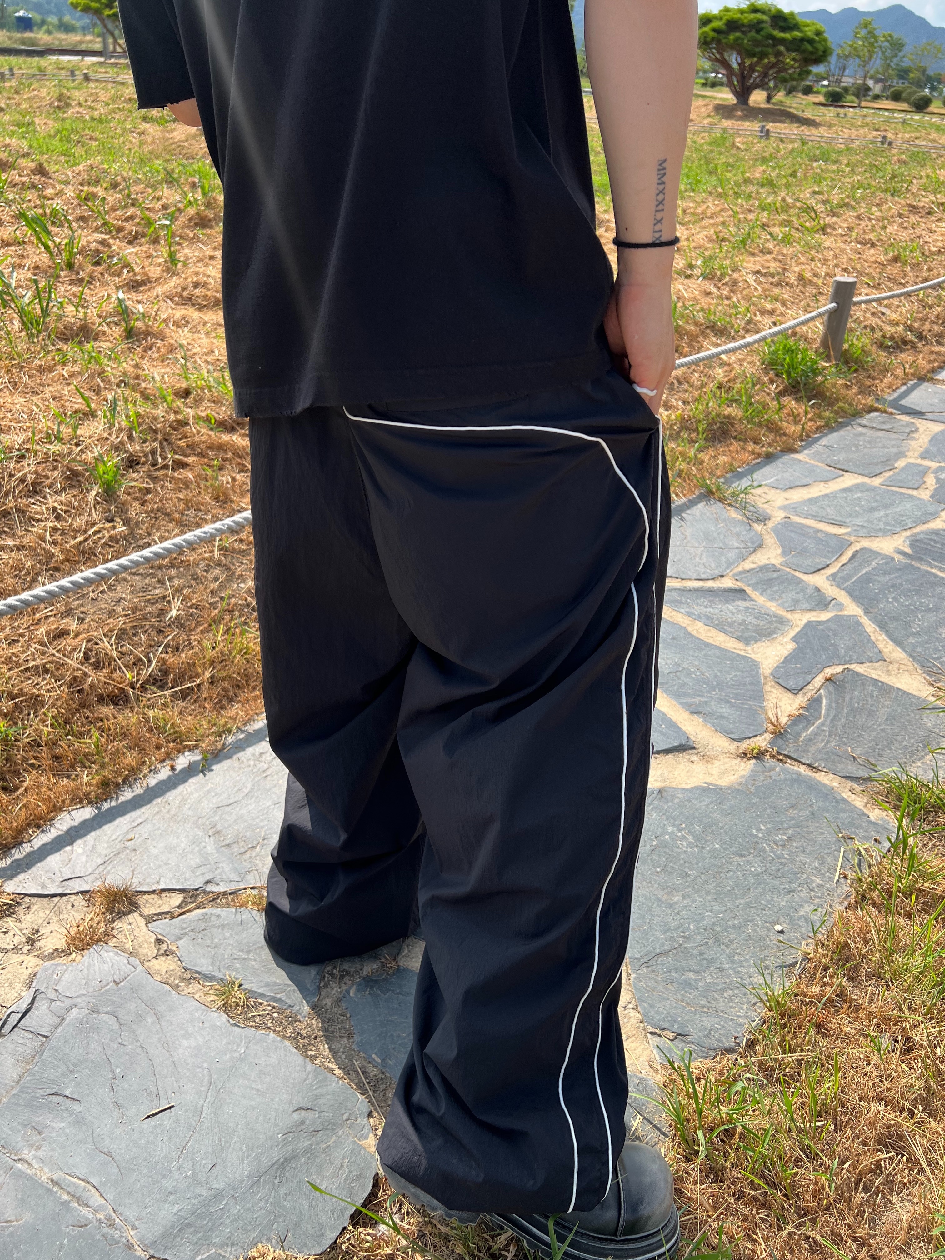 AX CONNECTION Destroyed Connector Embroidered Oversized T-Shirt Washed Black, Undermycar Mu.126 Original Logo Piping Line Nylon Pants Black 착용 스타일 - 7