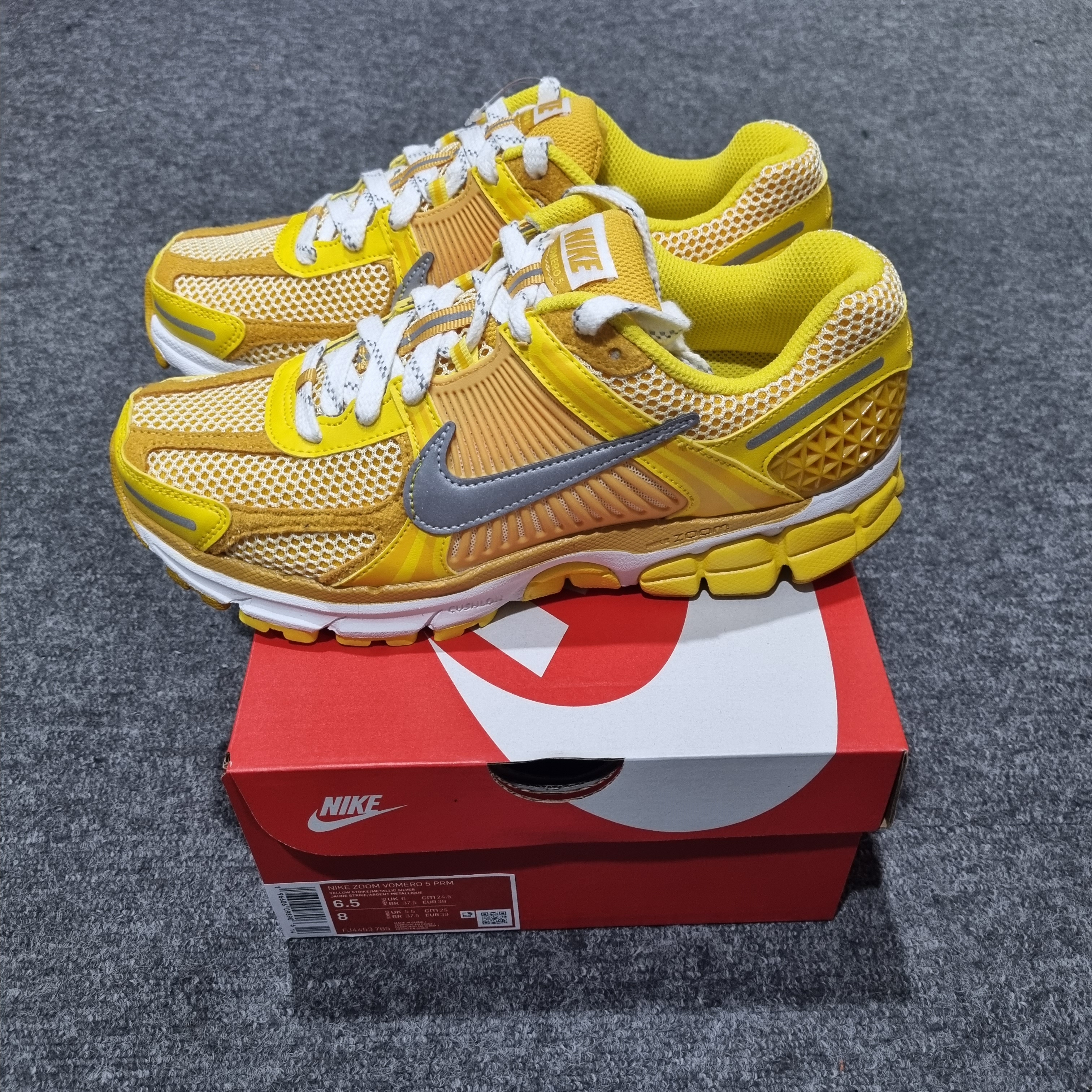 Nike Zoom Vomero 5 Yellow Ochre 착용 스타일