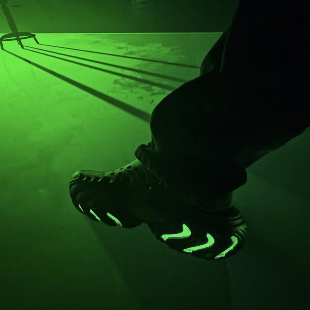 Crocs x Kasina Echo II Black Glow 착용 스타일 - 1