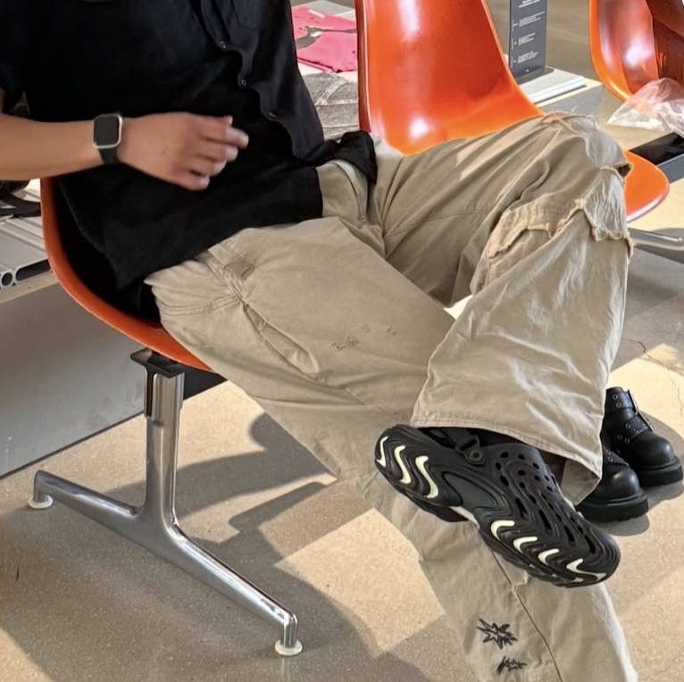Crocs x Kasina Echo II Black Glow 착용 스타일 - 2
