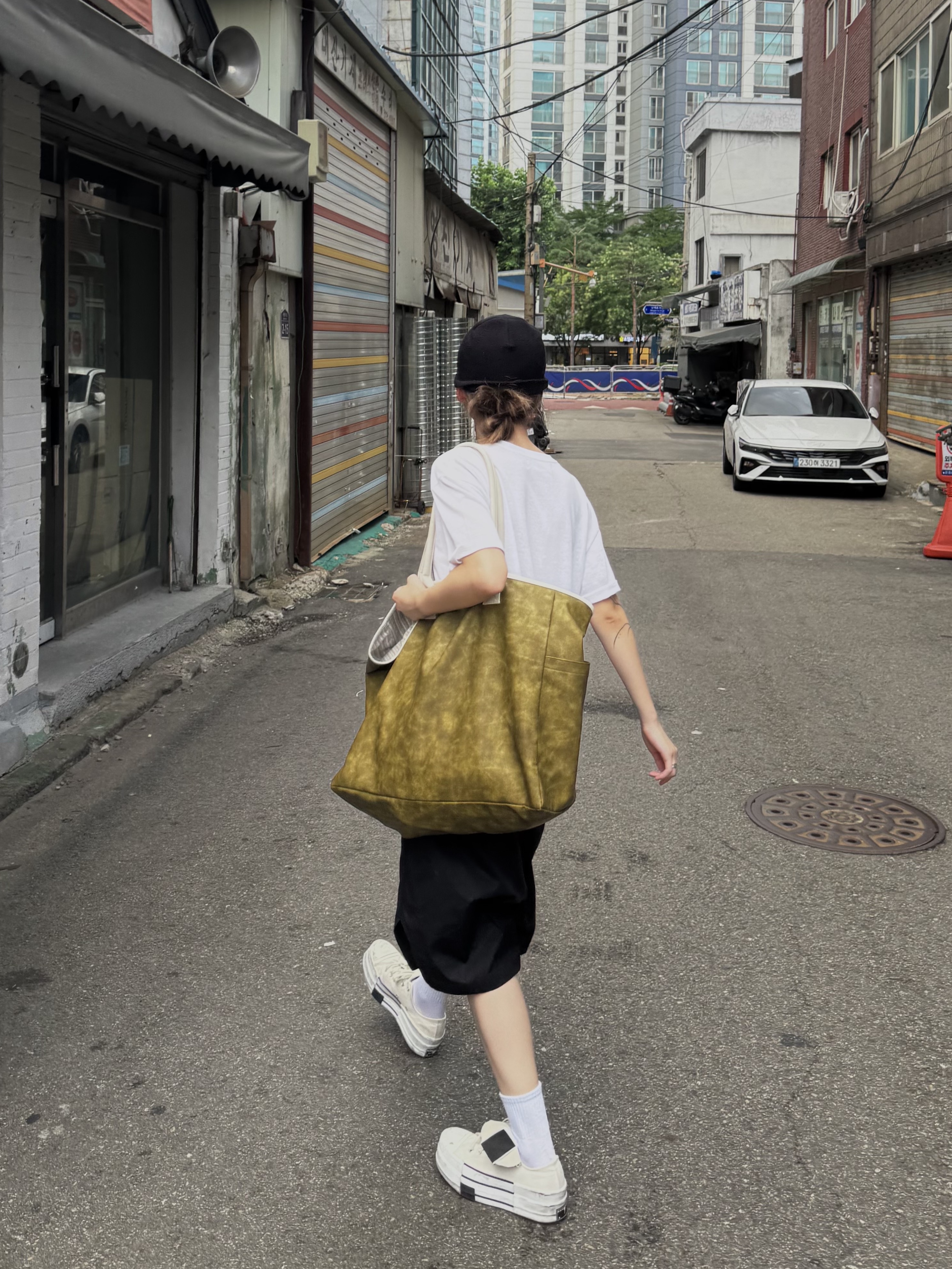 Aoiro Fade Big Bag - Old Moss, Rick Owens Cotton Poplin Drawstring Bermuda Shorts Black 착용 스타일 - 2