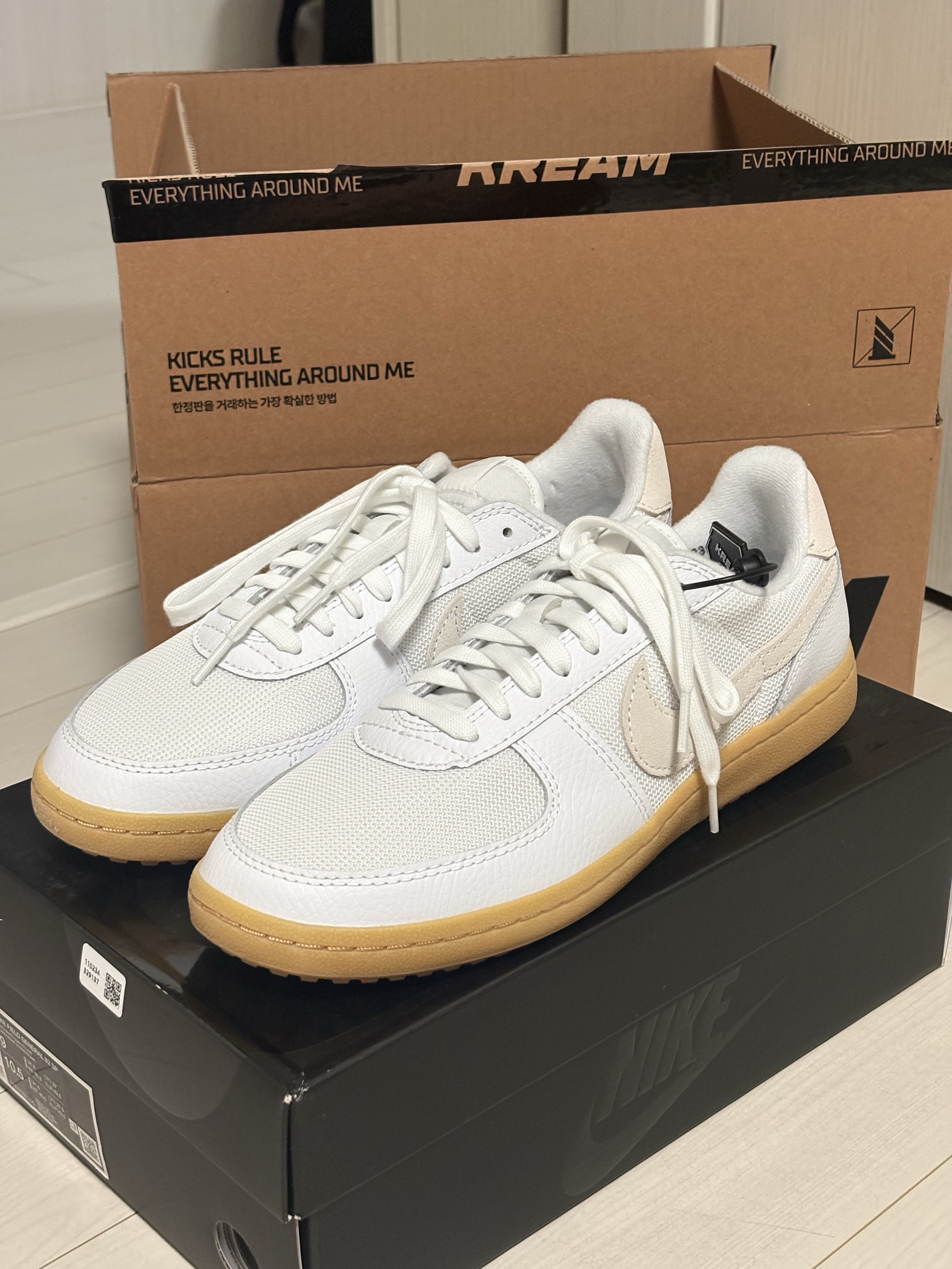 Nike Field General 82 White and Light Bone, Jordan Air Ship PE SP Summit White Gunsmoke 착용 스타일 - 1