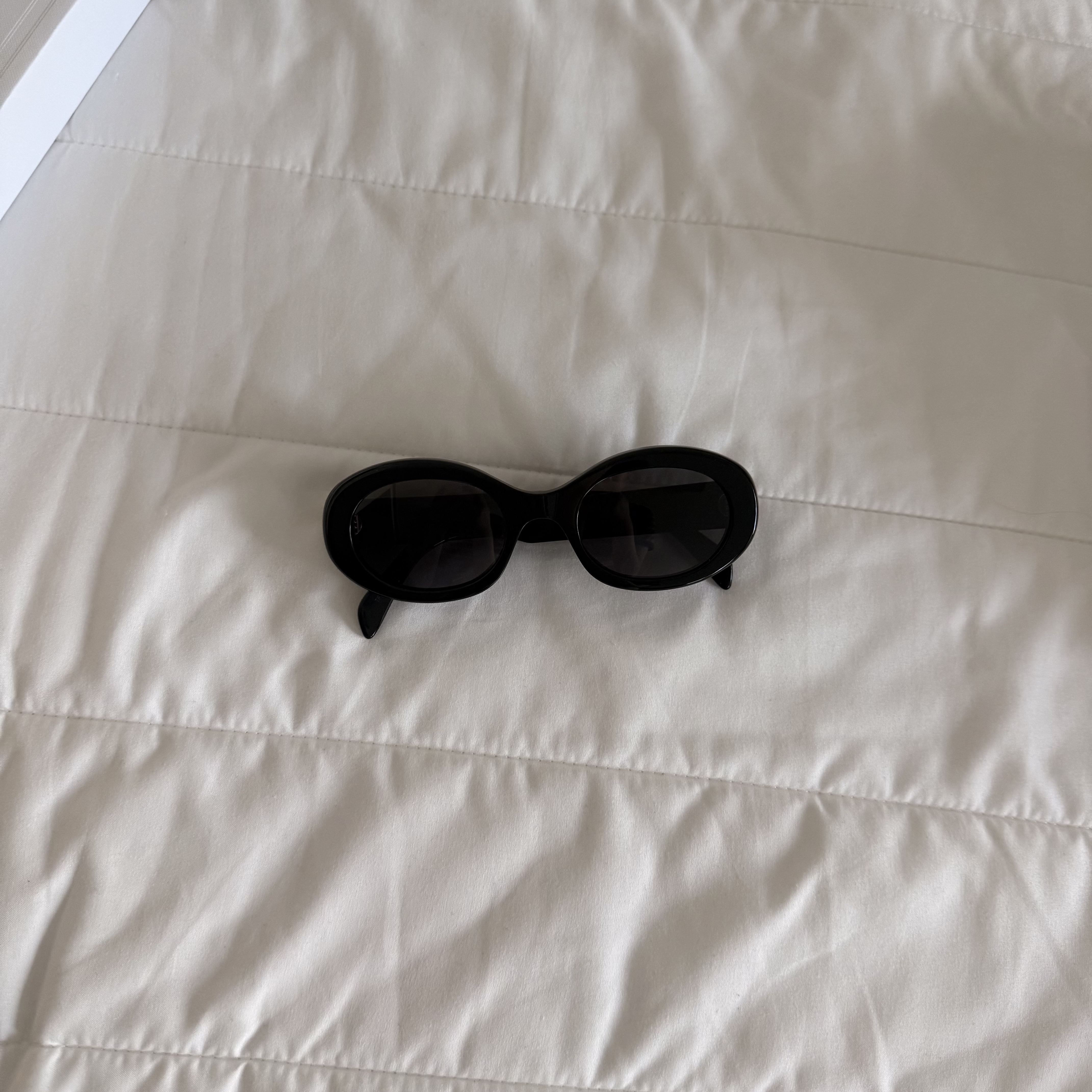(W) Celine Triomphe 01 Sunglasses in Acetate Black 착용 스타일 - 2