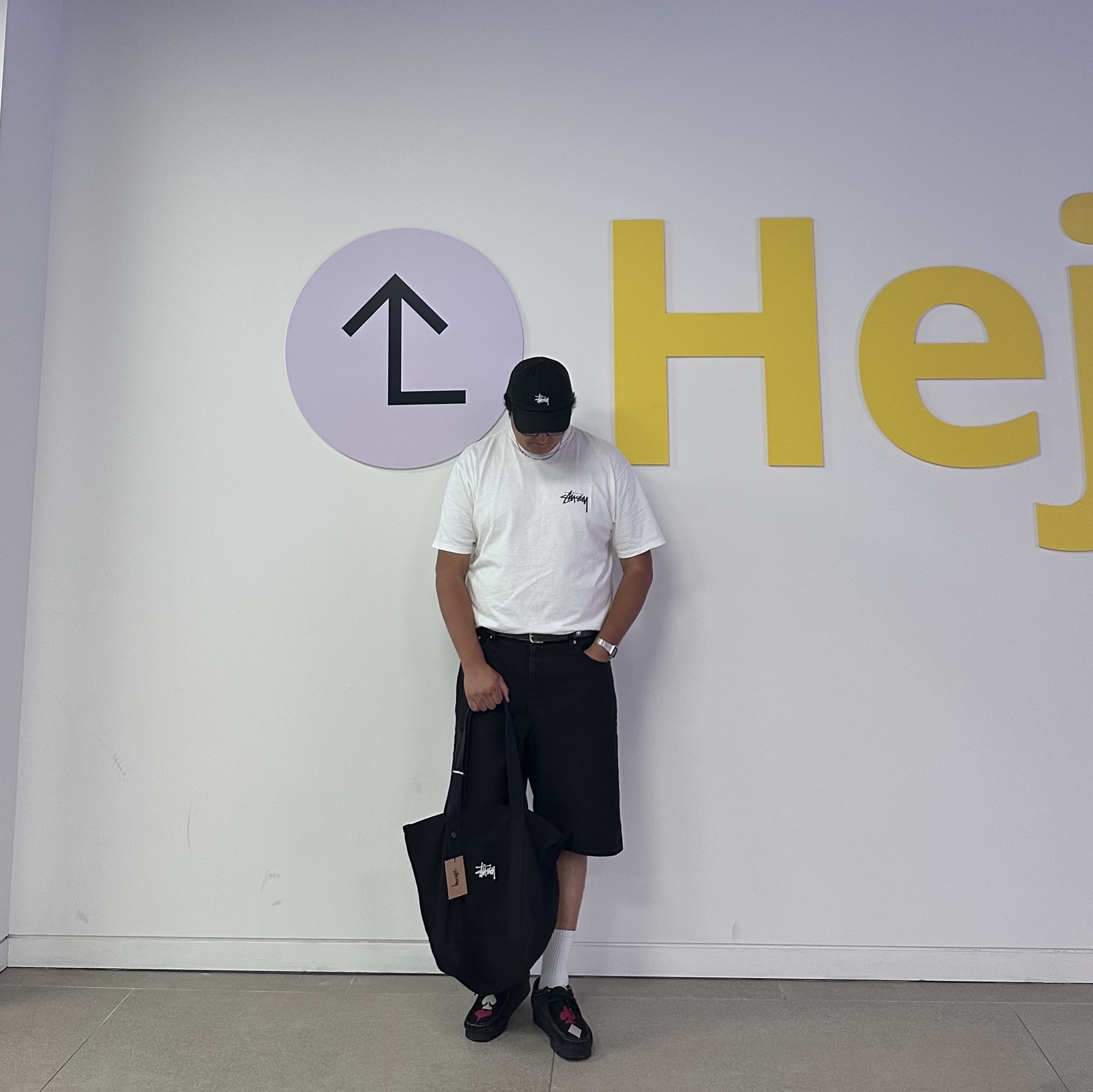 Stussy Stock Low Pro Cap Black, Stussy Suits T-Shirt White 착용 스타일 - 1
