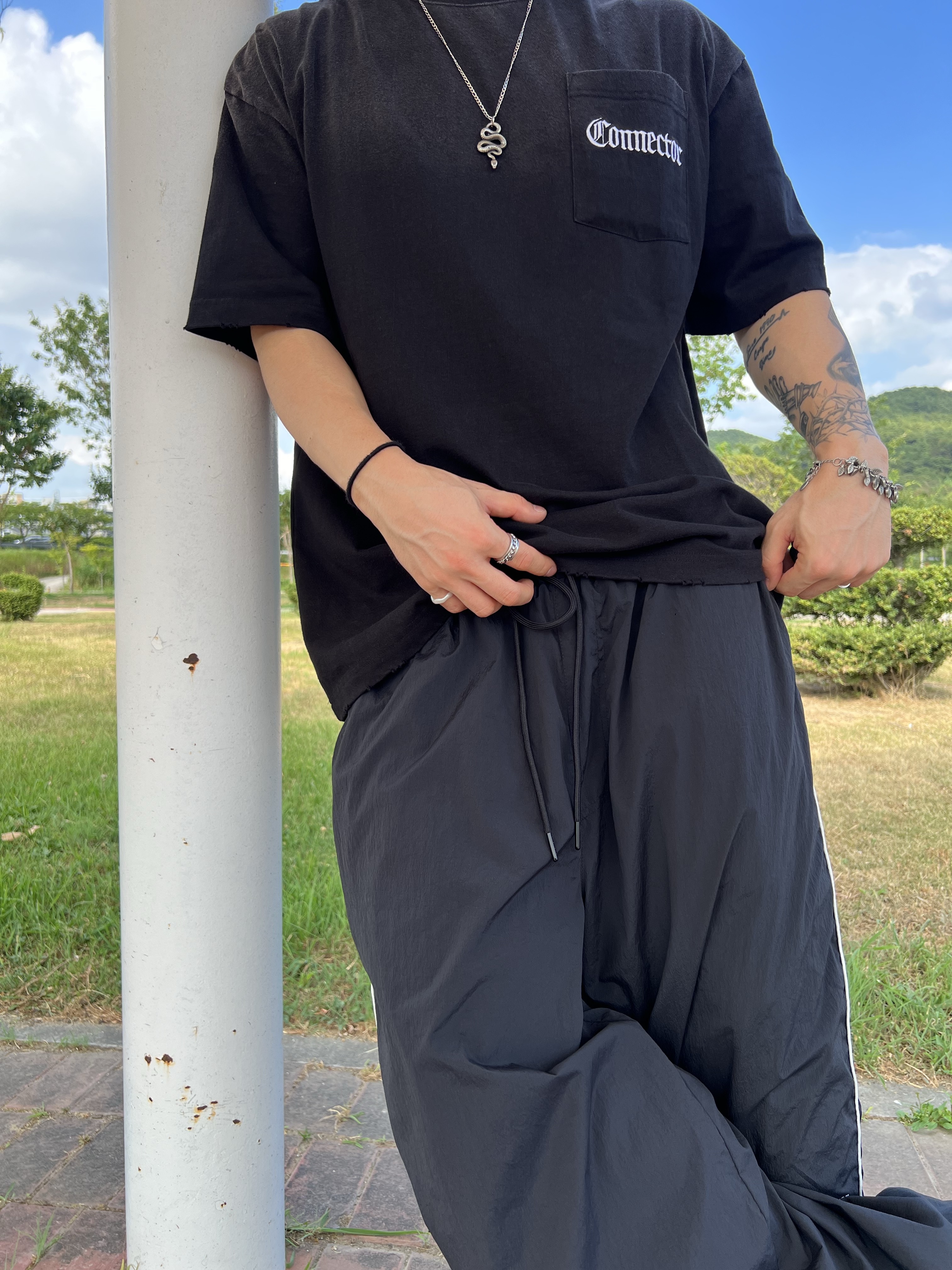AX CONNECTION Destroyed Connector Embroidered Oversized T-Shirt Washed Black, Undermycar Mu.126 Original Logo Piping Line Nylon Pants Black 착용 스타일 - 4